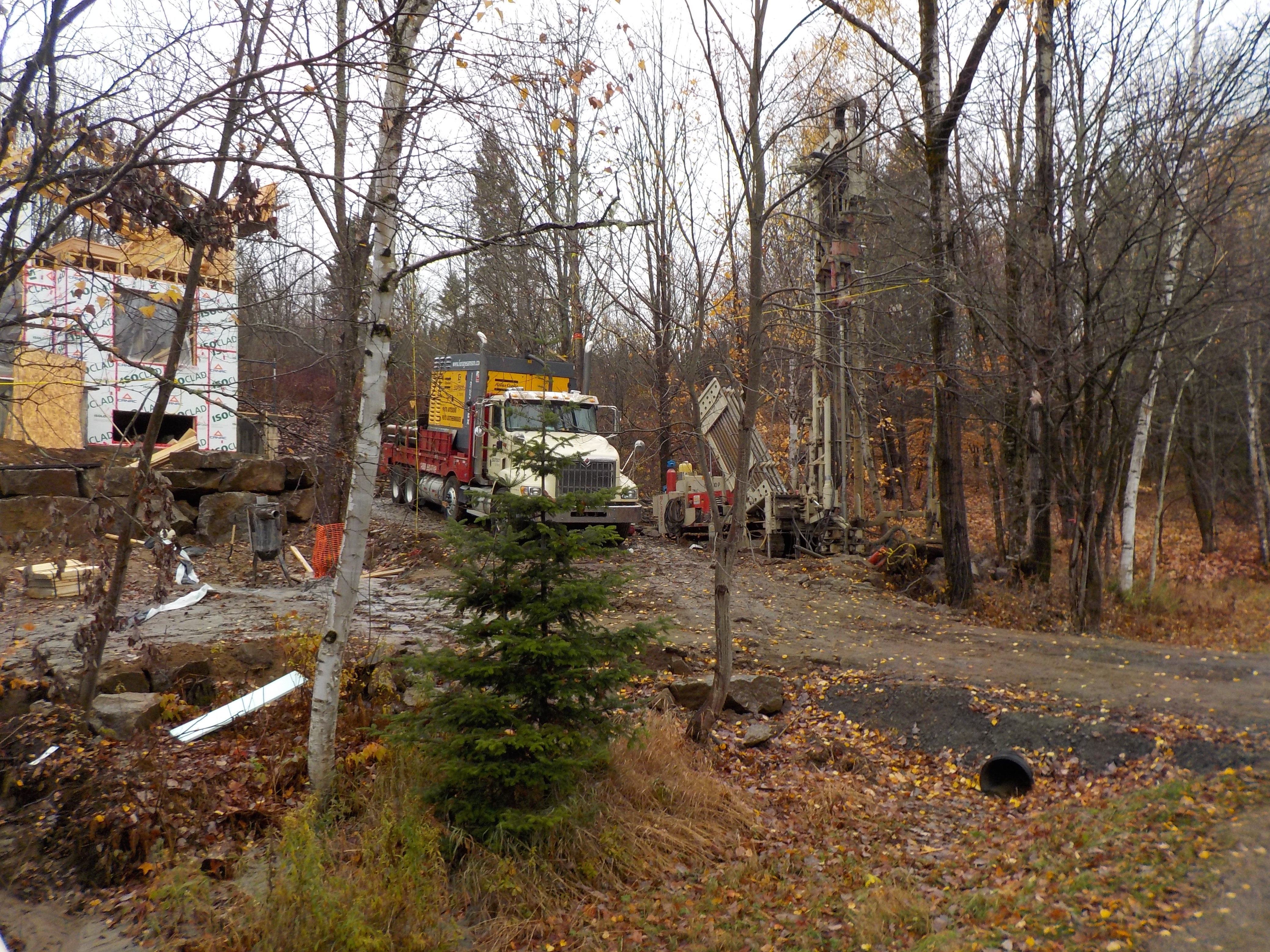 Puits artésien Saint-Gabriel-de-Valcartier - La Jacques-Cartier - Boulevard Saint-Sacrement - Foreuse sur Chenilles - Comacchio MC-900P - Puits scellé