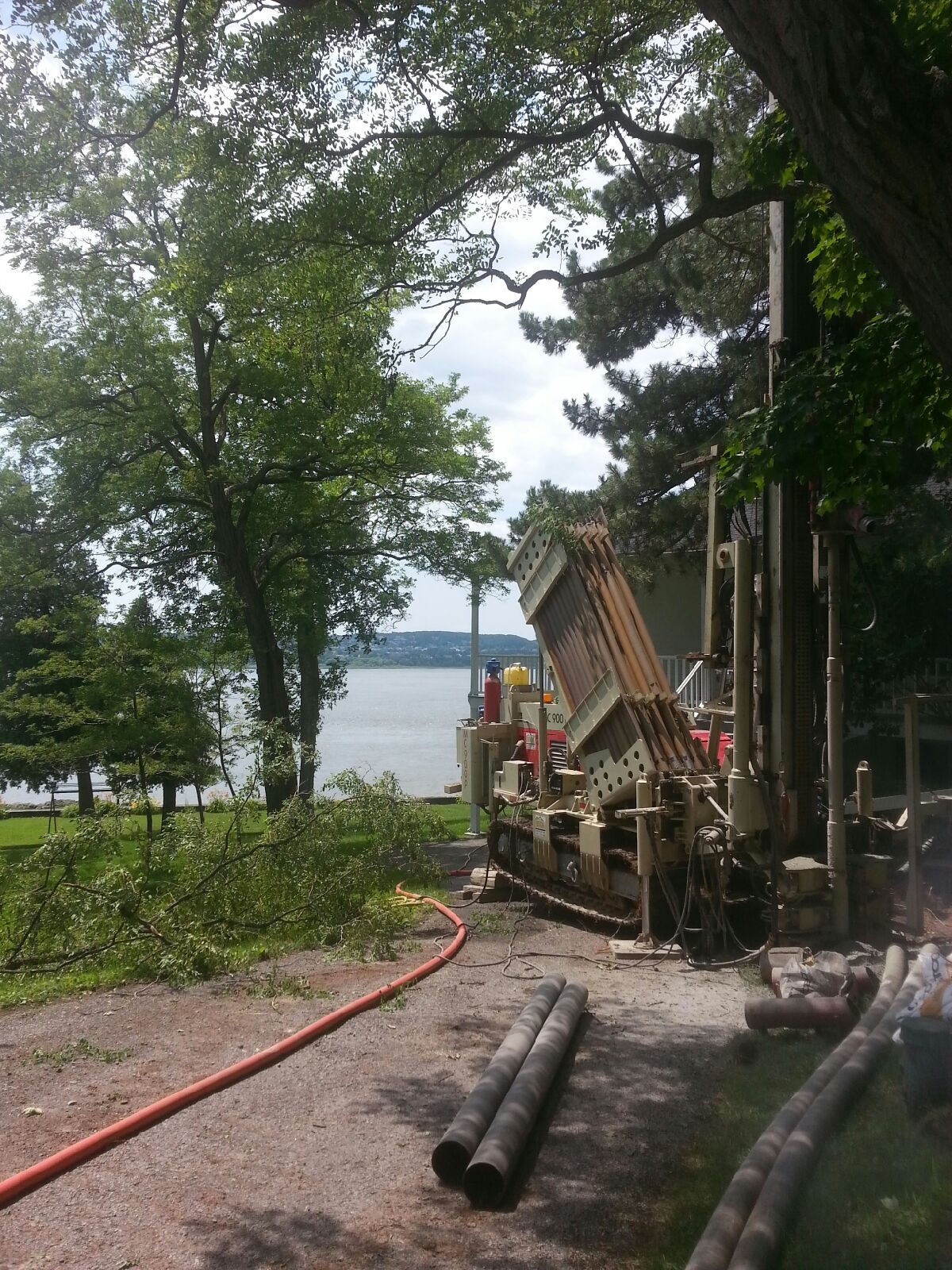 Puits artésien Ile-d'Orléans - Sainte-Pétronille - Foreuse sur chenilles - Comacchio MC-900P 