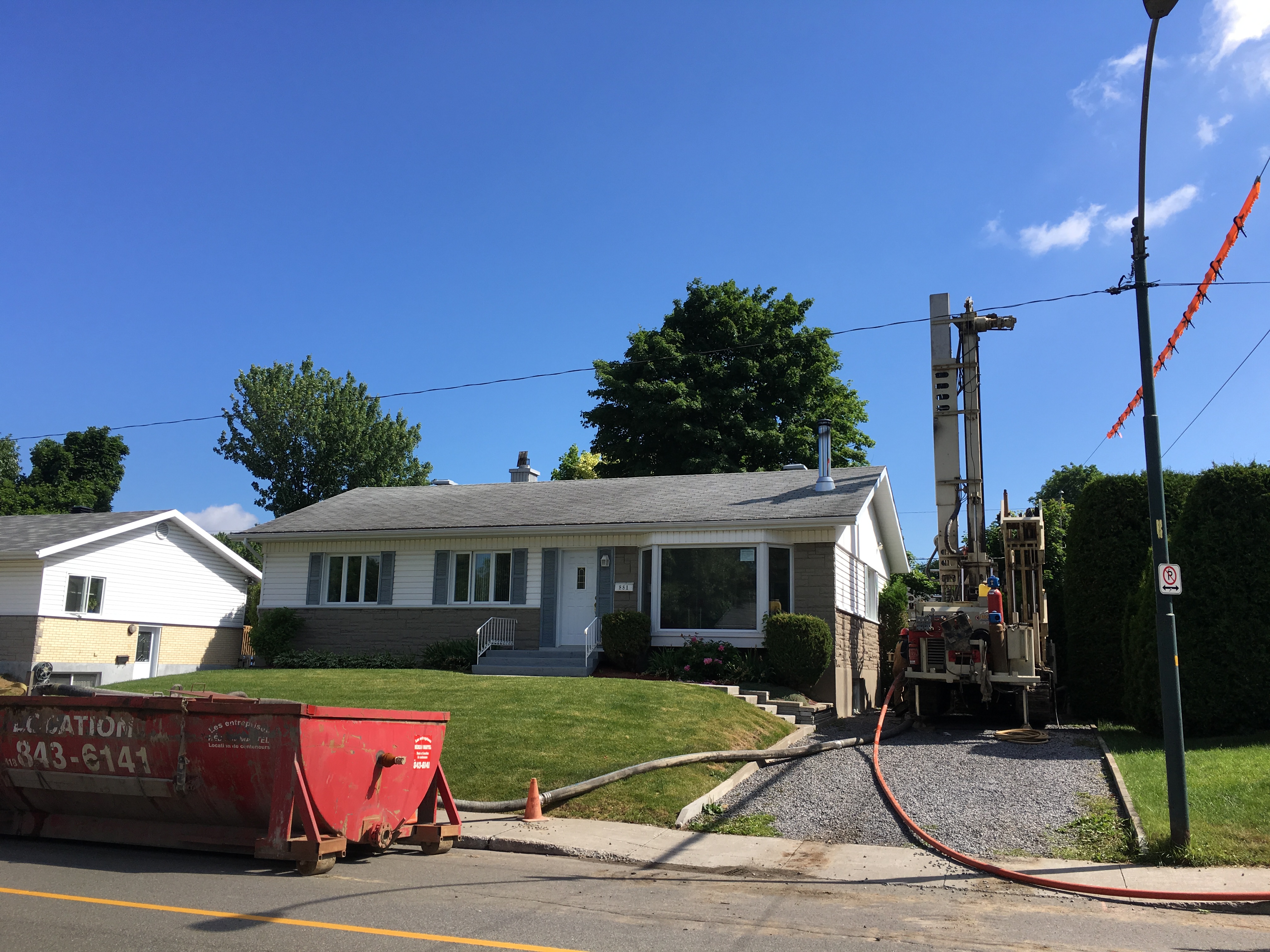 Géothermie Québec - Avenue Duschesneau - Sainte-Foy - Foreuse sur chenilles - Comacchio MC-900P - Forage géothermique