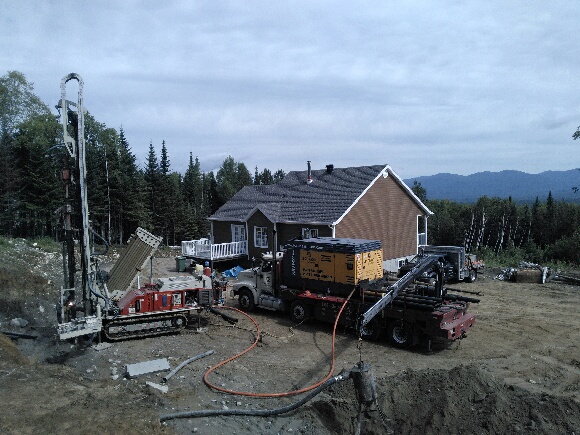 Puits artésien La malbaie - Charlevoix - Saint-Agnes - Rang Sainte-Philomène - Foreuse sur Chenilles - Comacchio MC-900P - Puits Charlevoix