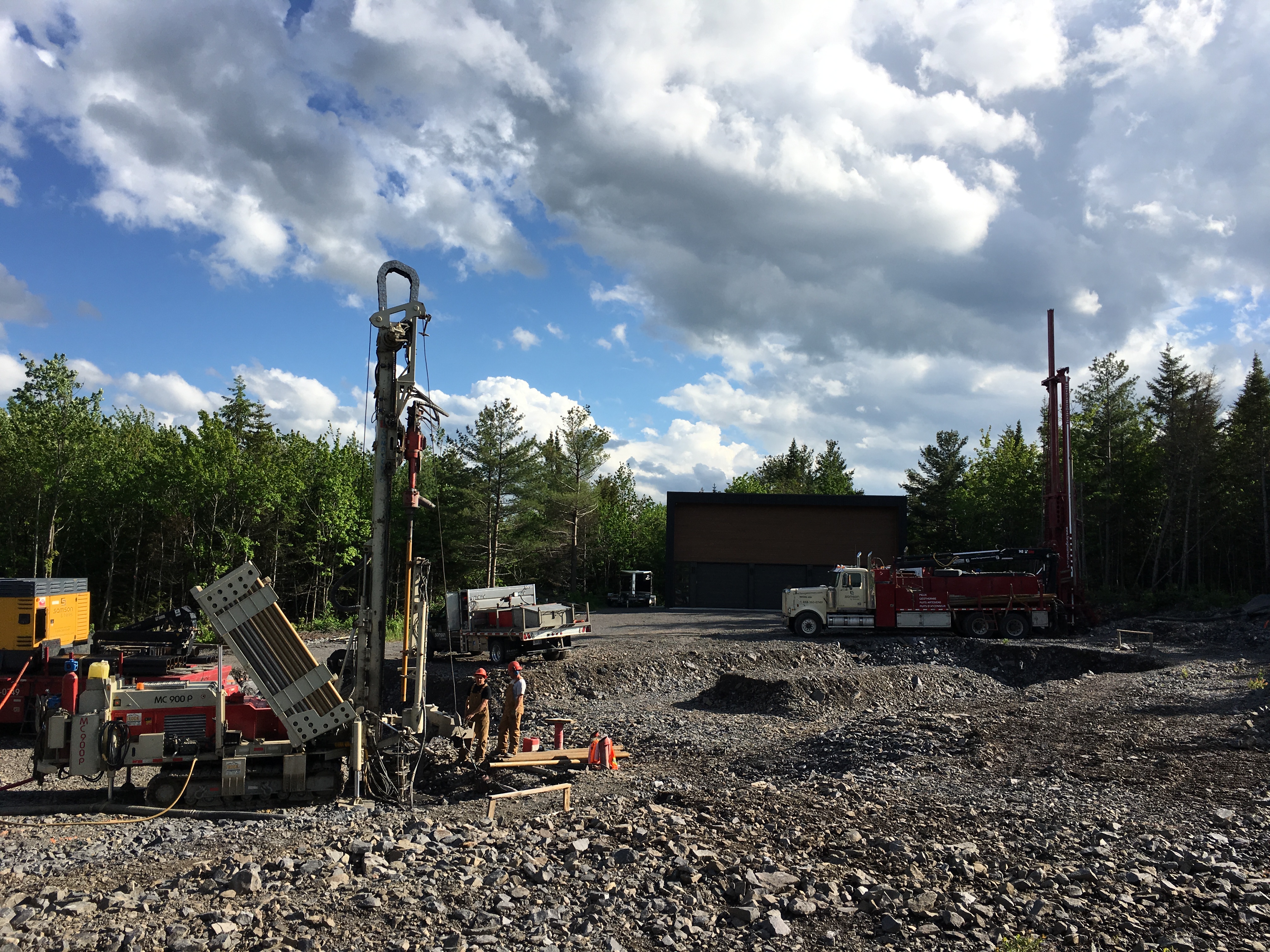 Puits artésien Montmagny - Forage géothermique - Chemin du Golf - Chaudière-Appalaches - Foreuse sur Chenilles - Comacchio MC-900P - Foremost DR-24