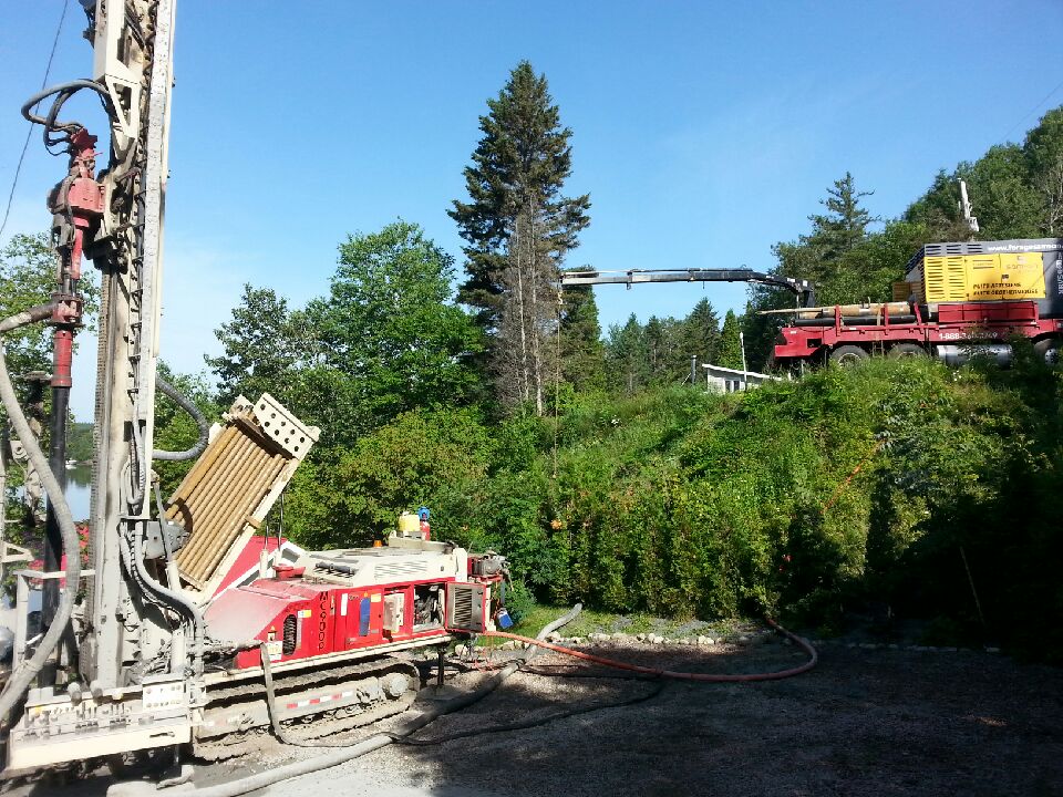 Puits artésien Saguenay - Saint-Félix-d'Otis - Sentier Gilbert - Puits Saguenay - Foreuse sur chenilles - Comacchio MC-900P