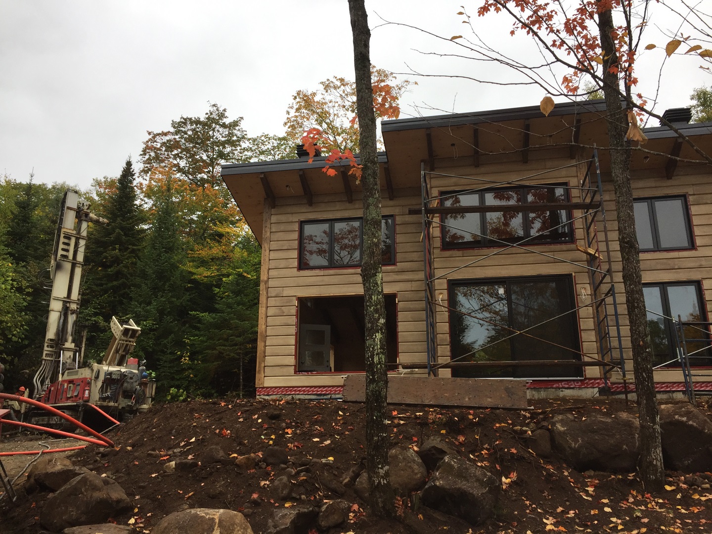 Puits artésien Charlevoix - Petite-Rivière-Saint-Francois - Rue de la Promenade - Foreuse sur Chenilles - Comacchio MC-900P - Forage Samson - Samson et Frères Inc - Pompe submersible - Collerette de bentonite - Puits Charlevoix - Forage Charlevoix 