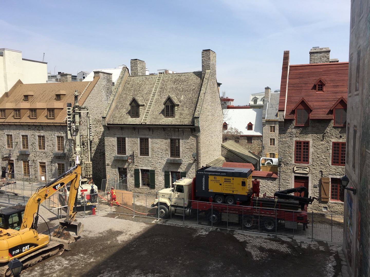 Forage de pieux - mur berlinois - rue notre-dame - vieux-quebec - quebec - foreuse sur chenilles - commachio mc-22a - forage samson