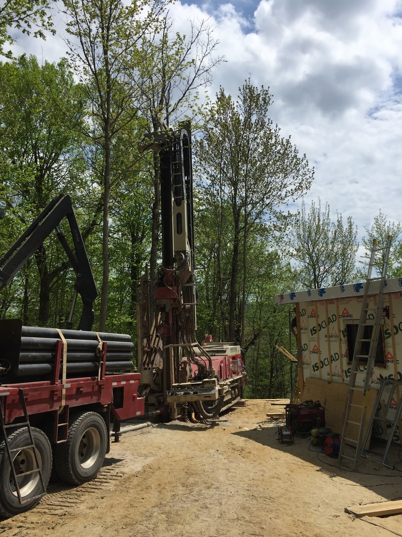 Puits artésien Portneuf - Lac-Sergent - Forage - Samson et Frères inc - Puits Samson - Forage Samson - Foreuse sur chenilles - comacchio MC-900P - Chemin des Pins