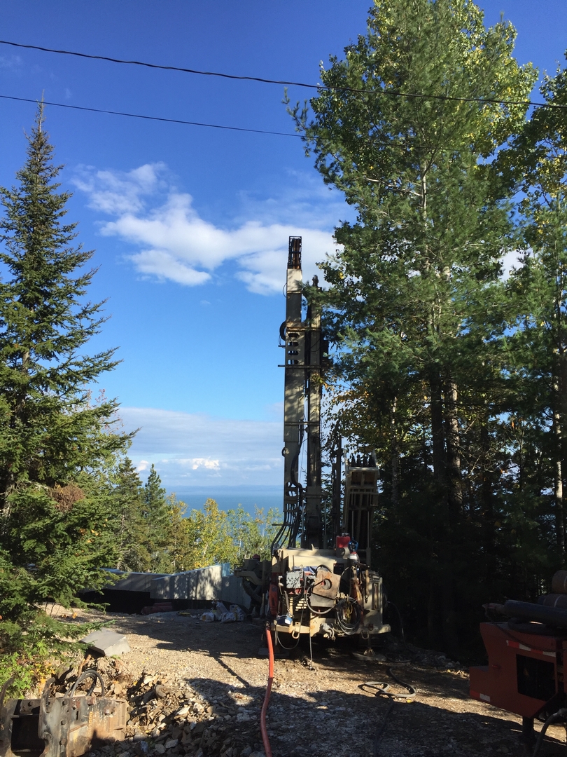 Puits artésien Saint-Iréné - Forage Charlevoix - Rue Adélard-Duchesne - collerette de bentonite - foreuse sur chenilles - comacchio MC-900P - Forage Samson - Samson et Frères inc