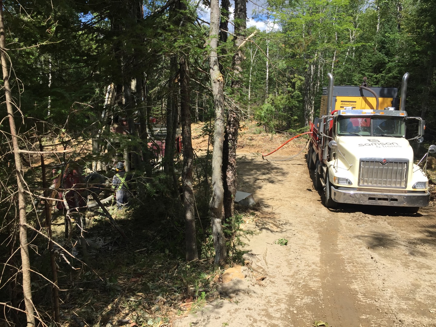 Puits artésien Domaine CHarlevoix - Puits Baie-Saint-Paul - Forage Charlevoix - Rue de la Crête - foreuse sur chenilles - comacchio MC-900P - pompe submersible - collerette de bentonite