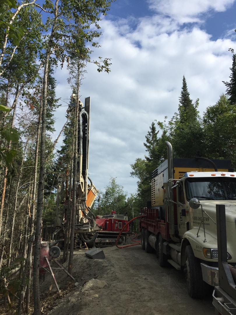 Puits artésien Charlevoix - Baie-Saint-Paul - Domaine Charlevoix - Chemin de la Crete - Foreuse sur chenilles - comacchio MC-900P - Foreuse sur chenilles - collerette de bentonite - pompe submersible - forage samson - samson et frères inc
