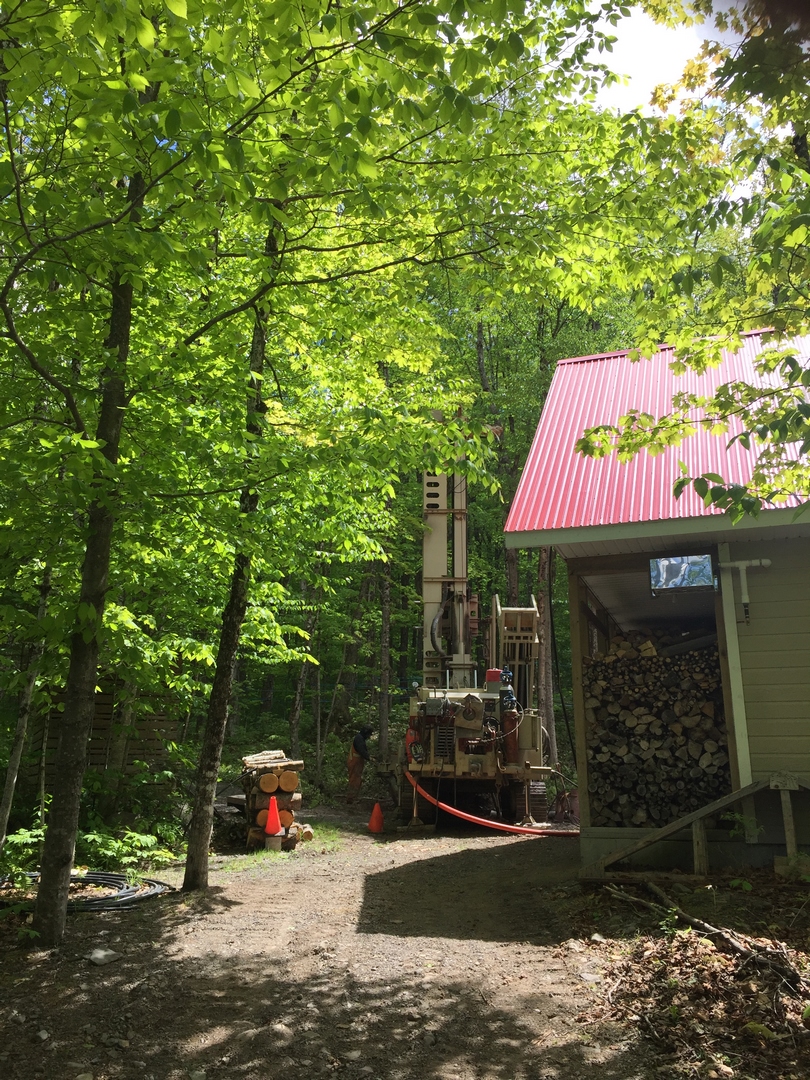 Puits artésien Montmagny - route 283 - route trans-compté - foreuse sur chenilles - comacchio mc-900p - pompe submersible - forage samson - cabane à sucre