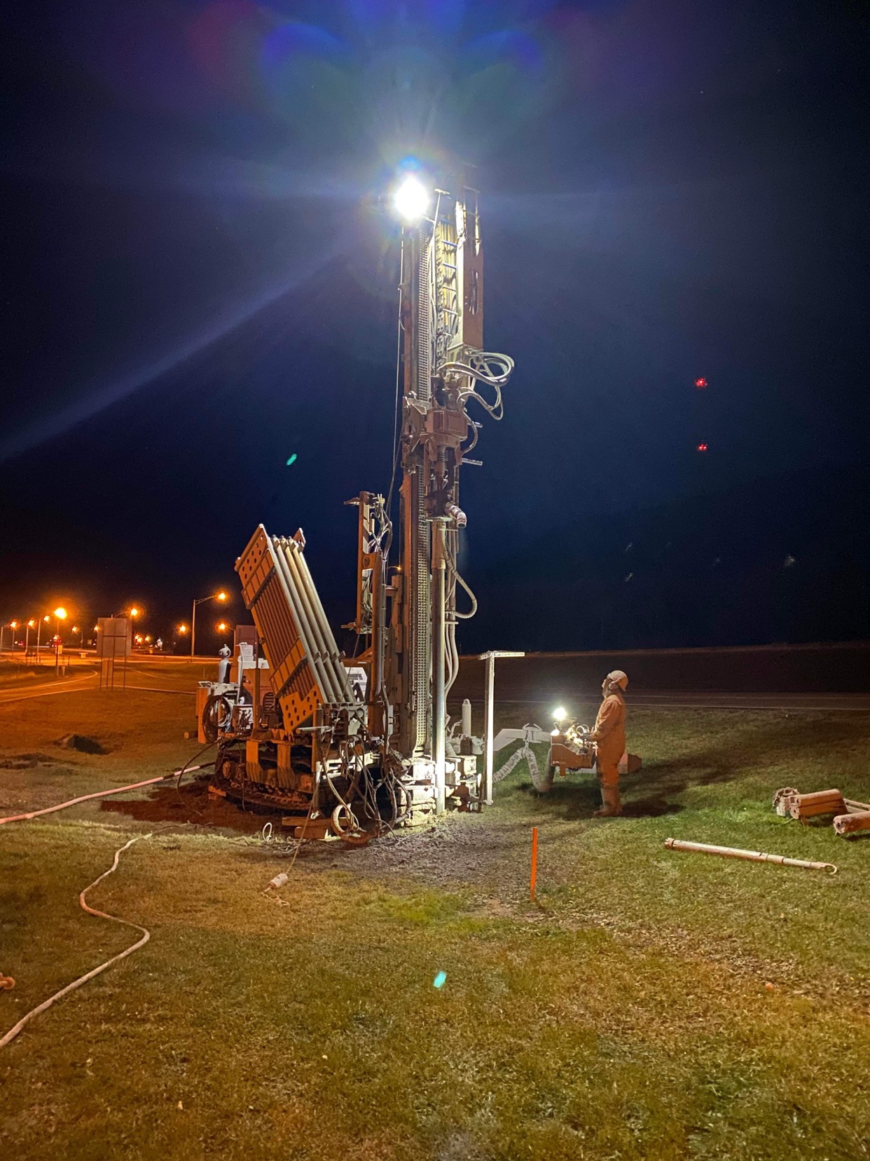 puits artésien - forage géothermique - puits test géothermique - kamouraska - Saint-Philippe-de-Néro - Halte routière des Monadnocks , Halte routière de Kamouraska - comacchio mc-900p - foreuse sur chenilles - nettoyage de puits - essais de pompage