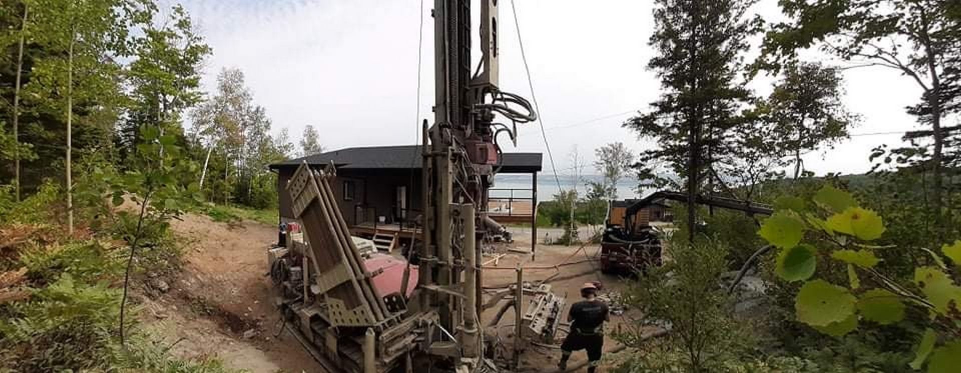 Forage charlevoix - puits les éboulements - puits artésien charlevoix - foreuse sur chenilles - comacchio mc-900p - chemin pierre-de-sales - seigneurie des éboulements - collerette de bentonite