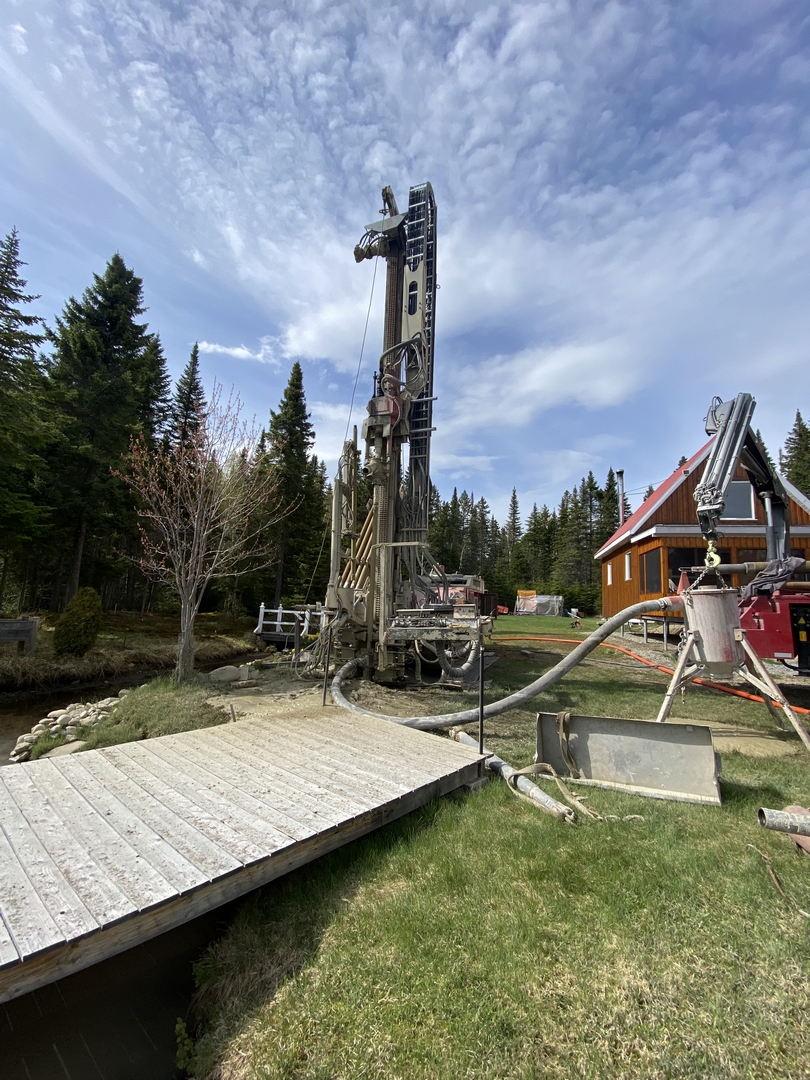 Puits artesien Baie-Saint-Paul - puits charlevoix - foreuse sur chenilles - comacchio mc-900p - pompe submersible - forage samson