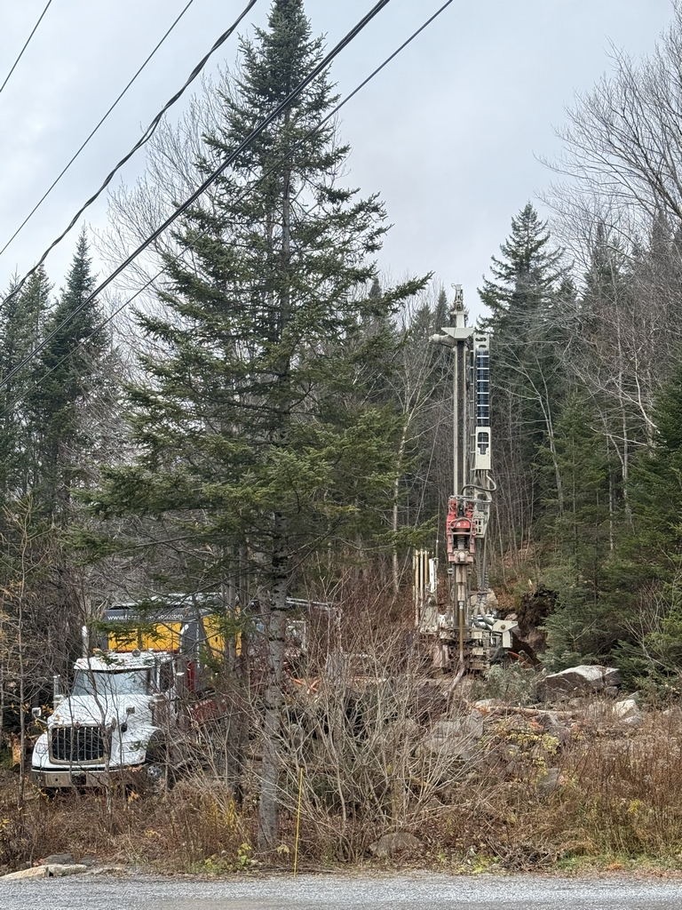 Puits artésien Lac-Beauport - Chemin de la traverse - foreuse sur chenilles - comacchio geo900a - forage samson - collerette de bentonite 