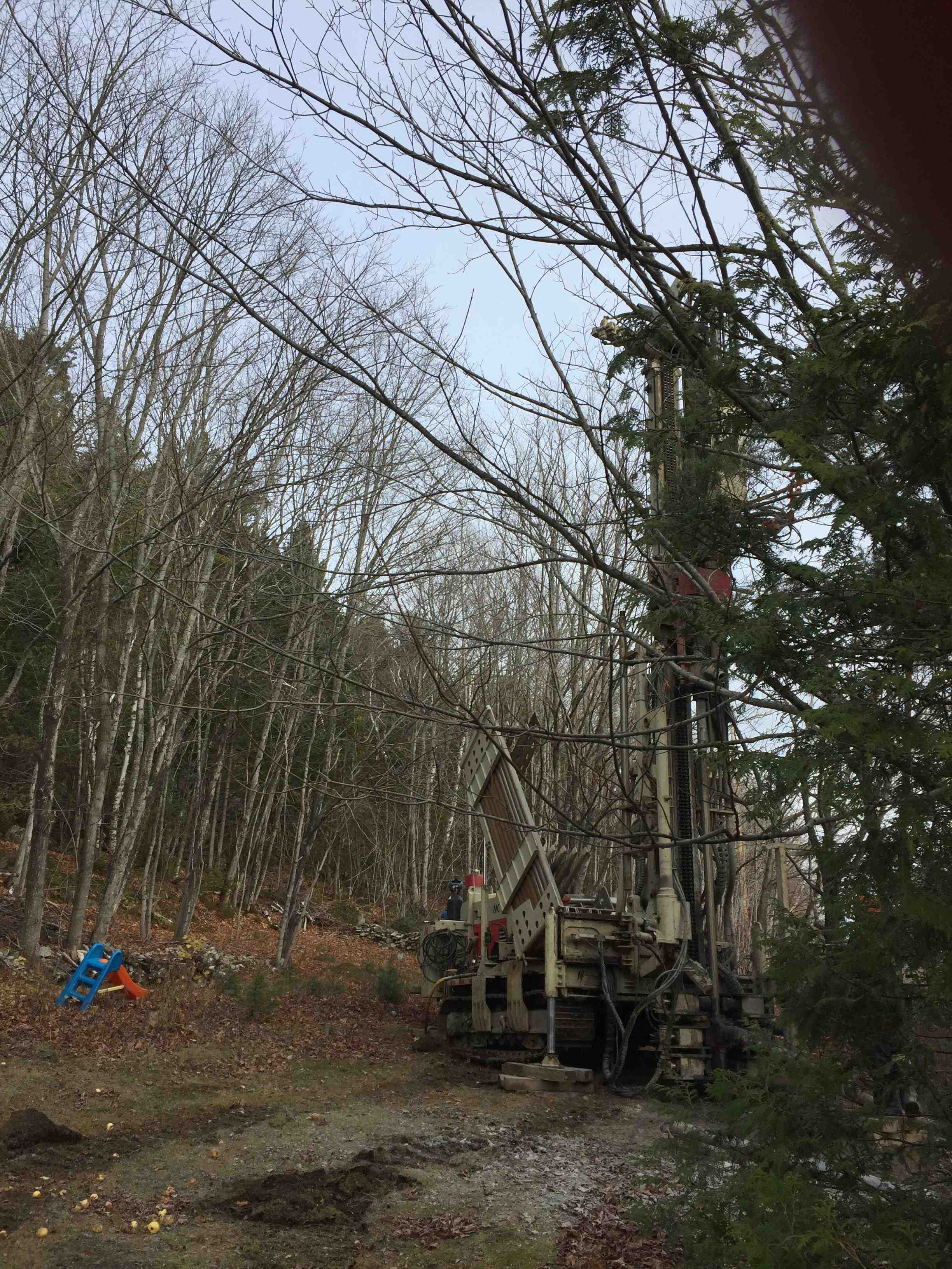 Puits artésien Les Éboulements - Charlevoix - Chemin Cap-aux-Oies - Puits Charlevoix - Comacchio MC-900P - Foreuse sur Chenilles