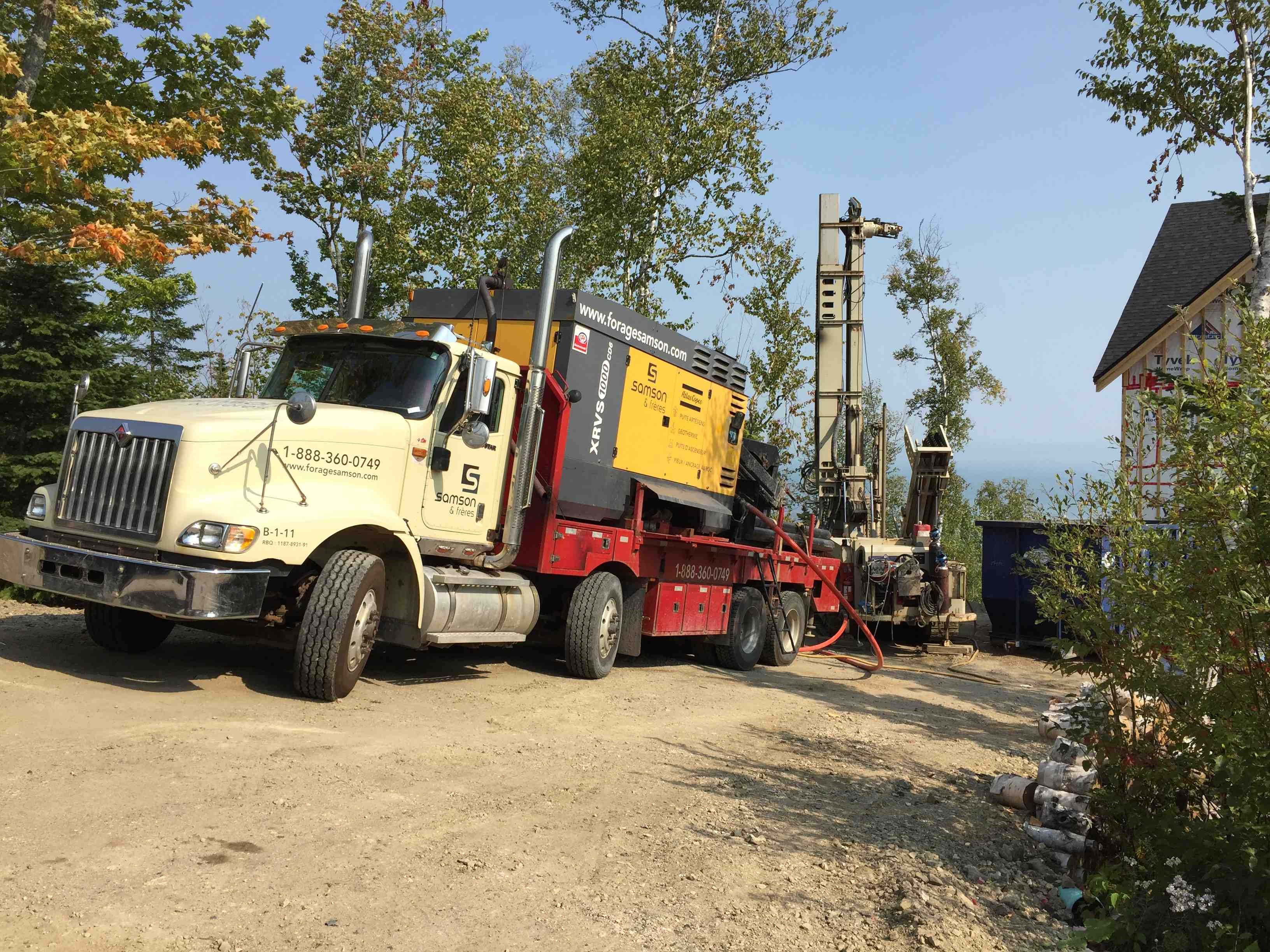 Puits artésien Les Éboulements - Charlevoix - foreuse sur chenilles - Comacchio MC-900P - Puits Charlevoix - Seigneurie des Éboulements - Chemin Pierre-de-Sales