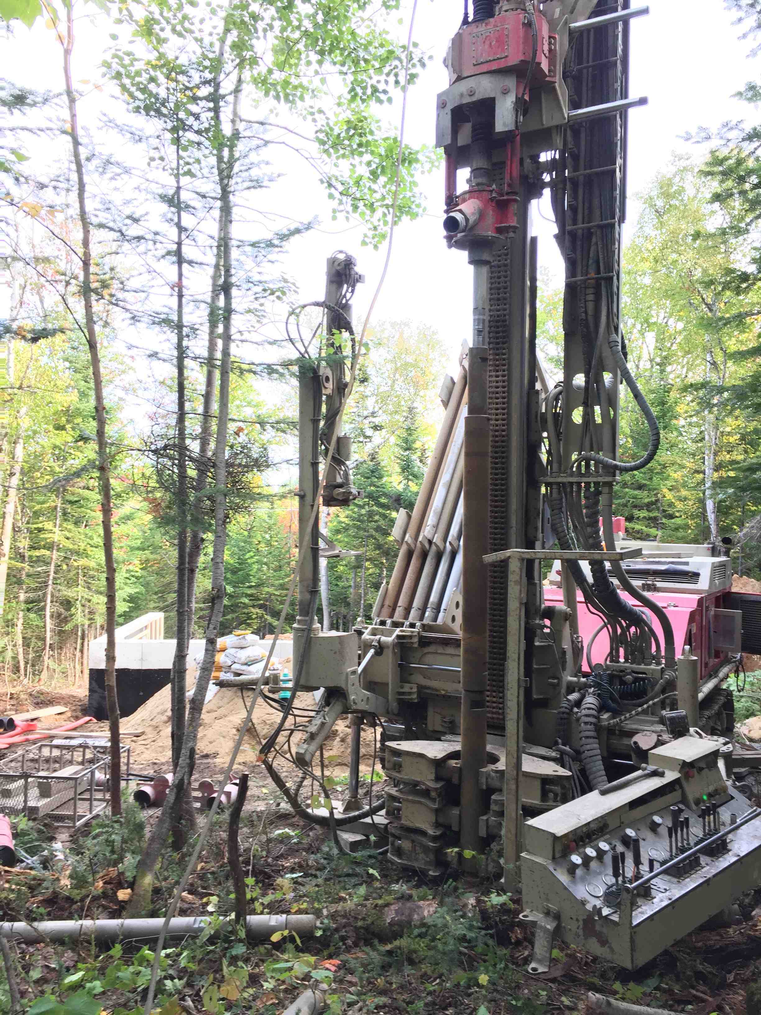Puits artésien Fief du Massif - Chemin des voitures d'eau - Petite-Rivière-Saint-Francois - Charlevoix - Comacchio MC-900P - Foreuse sur Chenilles - Puits Charlevoix