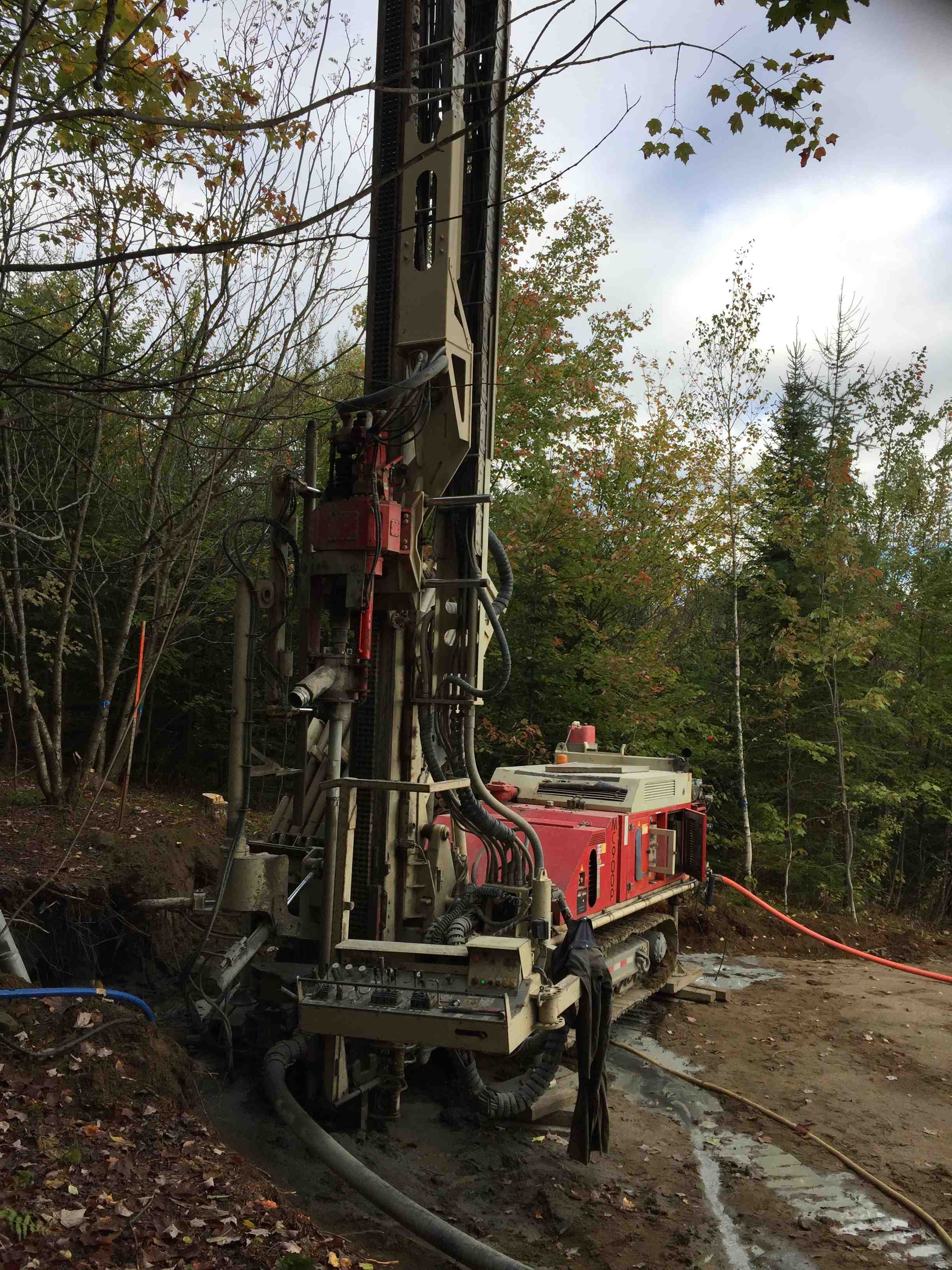 Puits artésien Saint-Gabriel-de-Valcartier - La Jacques-Cartier - Chemin Mountain View - Foreuse sur Chenilles - Comacchio MC-900P 