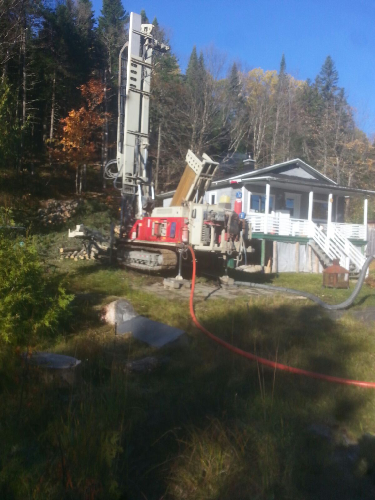 Puits artésien Sainte-Brigitte-de-Laval - Rue de la Pépinière - Foreuse sur Chenilles - Comacchio MC-900P