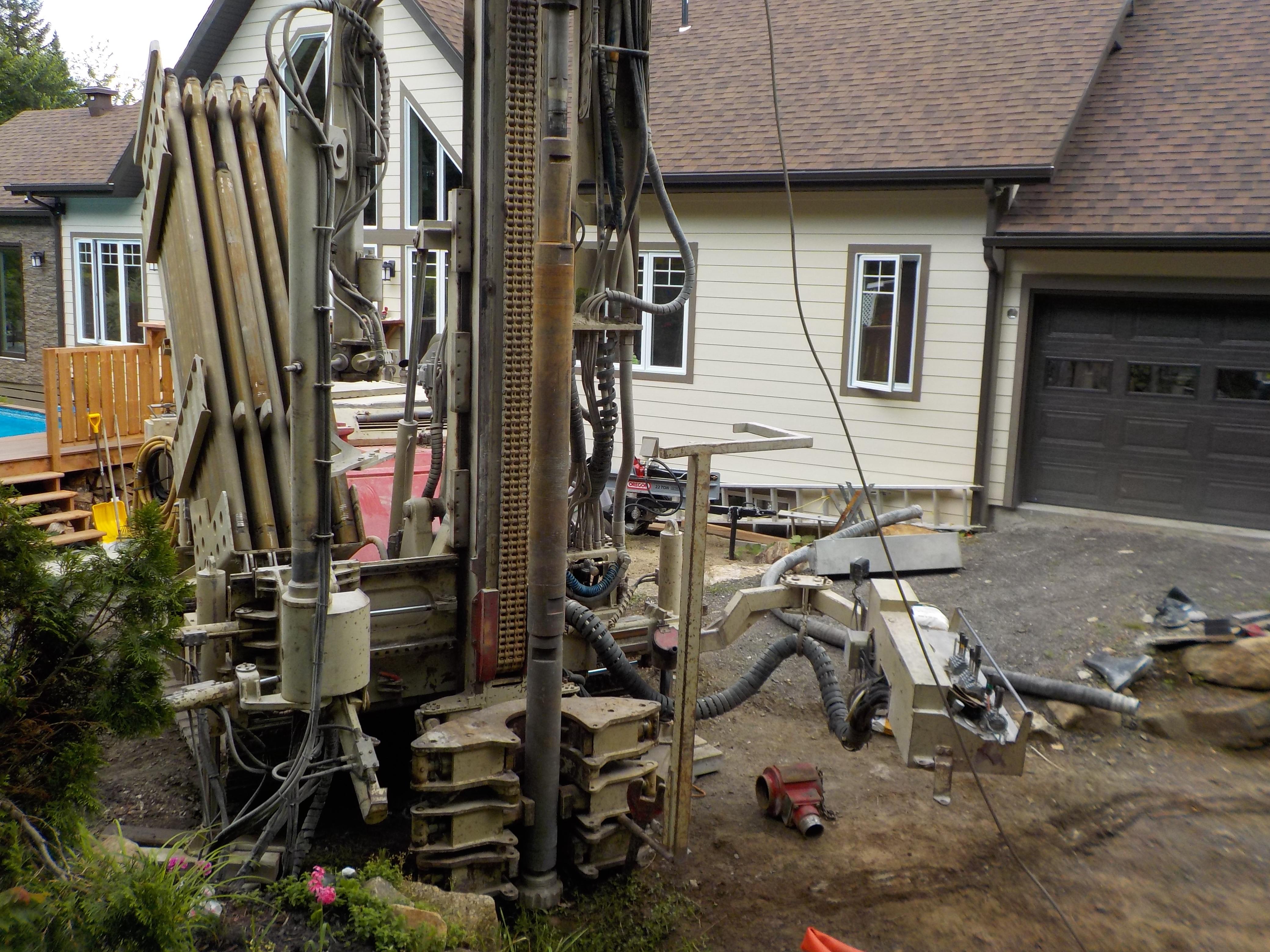Puits artésien Tewkesbury - Stoneham - Chemin de la Jacques-Cartier Sud - Foreuse sur Chenilles - Comacchio MC-900P - Collerette de bentonite - Pompe submersible - Puits Stoneham