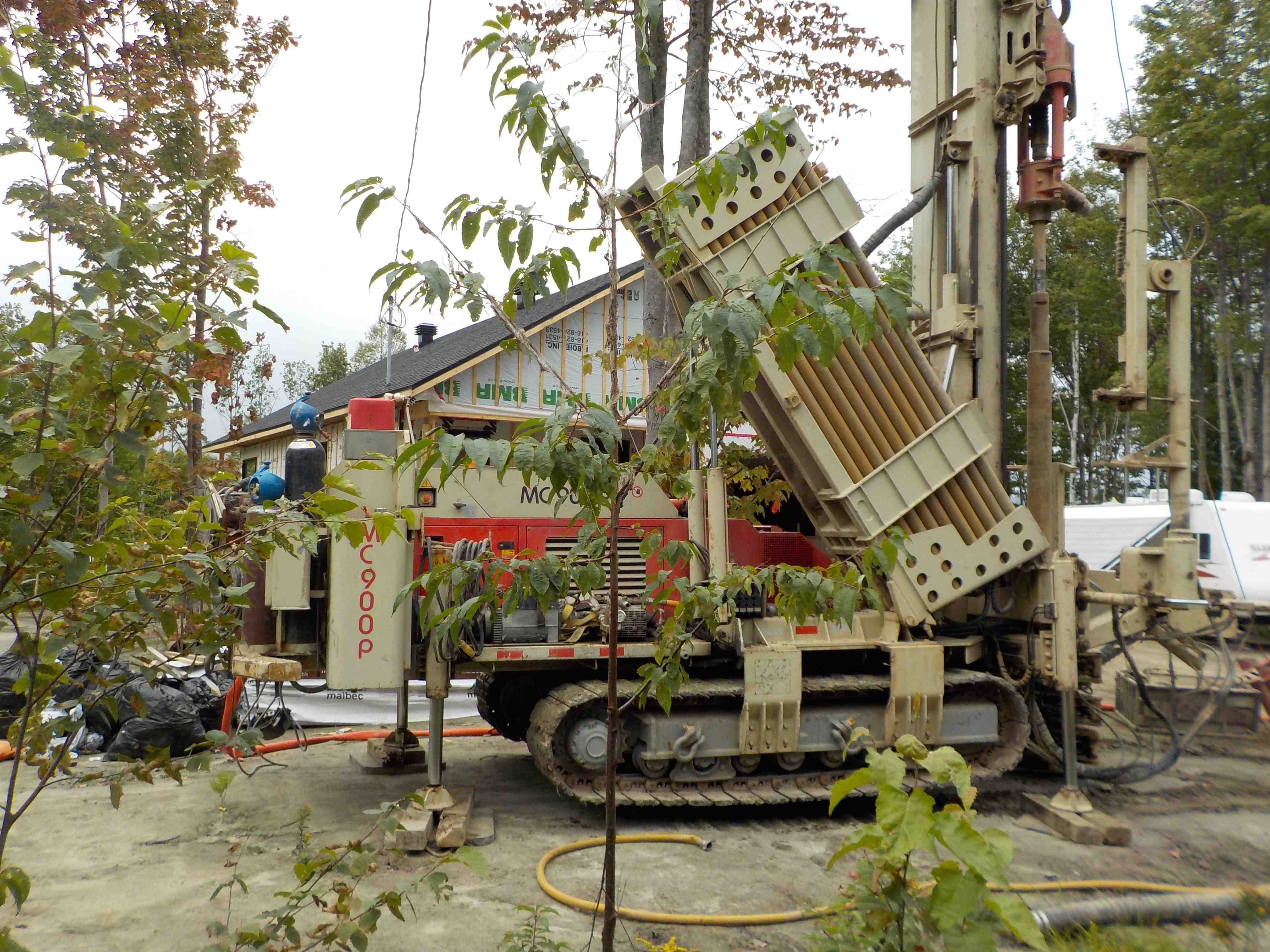 Puits artésien Saint-Joachim - Côte de Beaupré - Foreuse sur Chenilles - Comacchio MC-900P