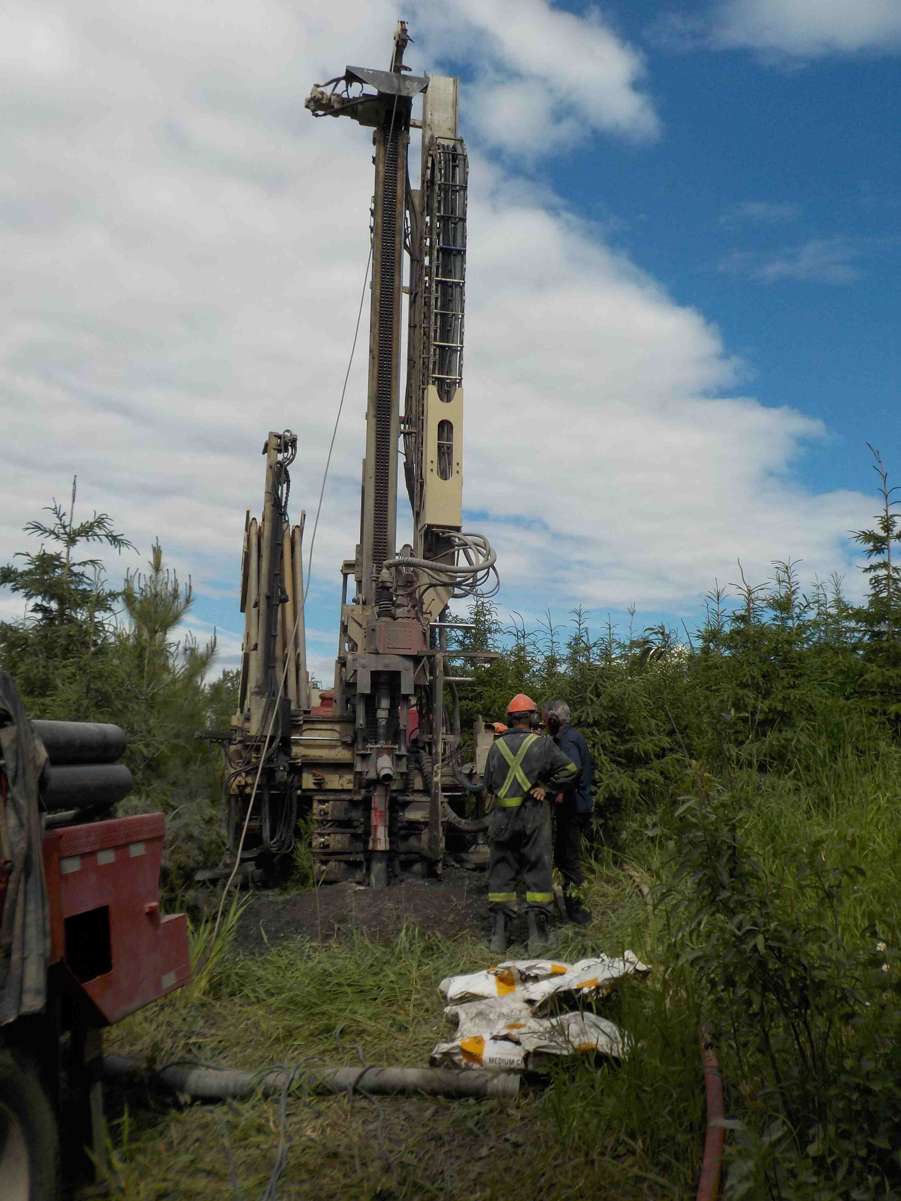 Puits artésien Saguenay - La Baie - Chemin de la Rivière - Foreuse sur Chenilles - COmacchio MC-900P
