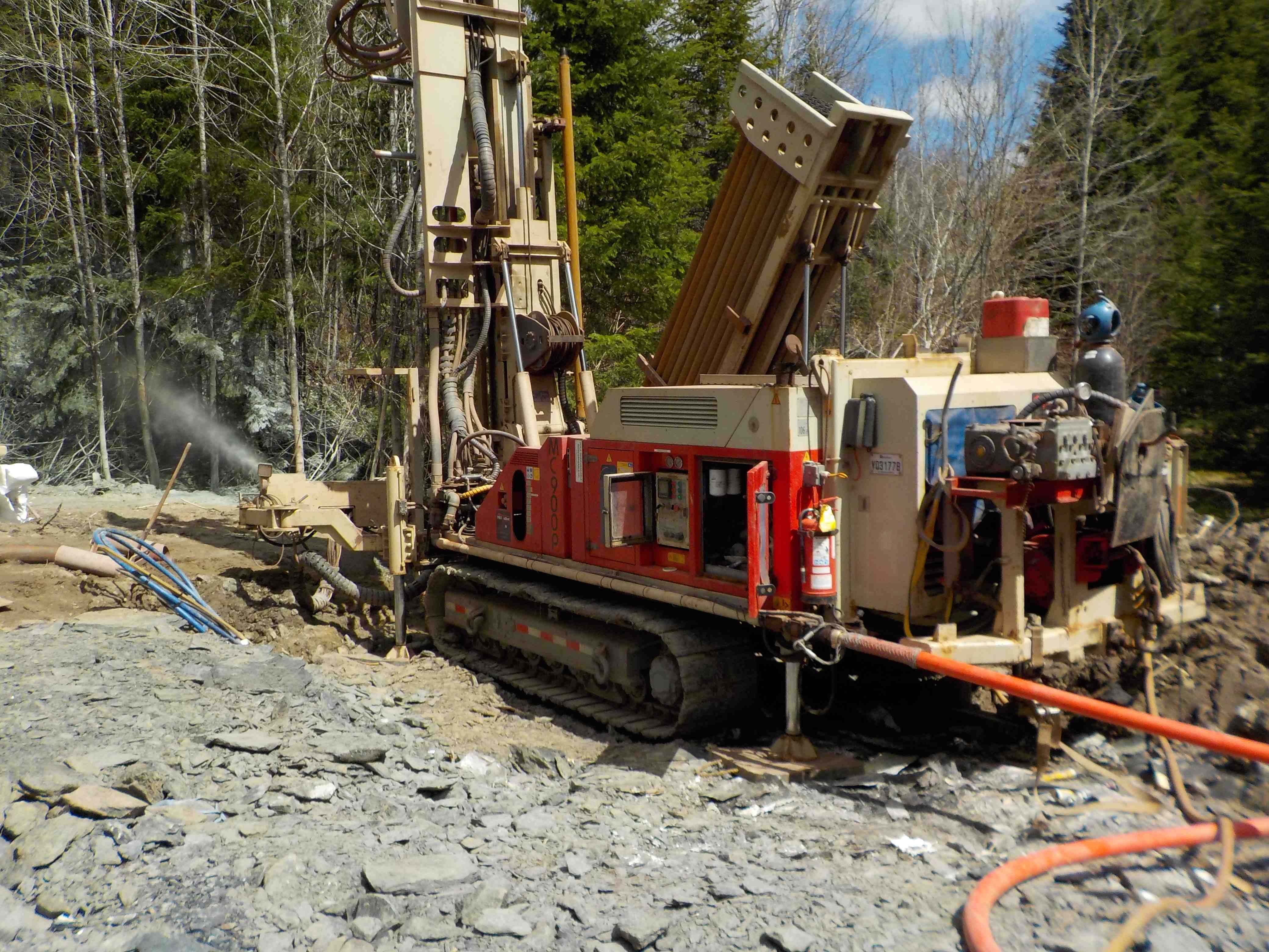 Puits artésien Lac-Etchemin - Rue du Coteau - Foreuse sur Chenilles - Comacchio MC-900P
