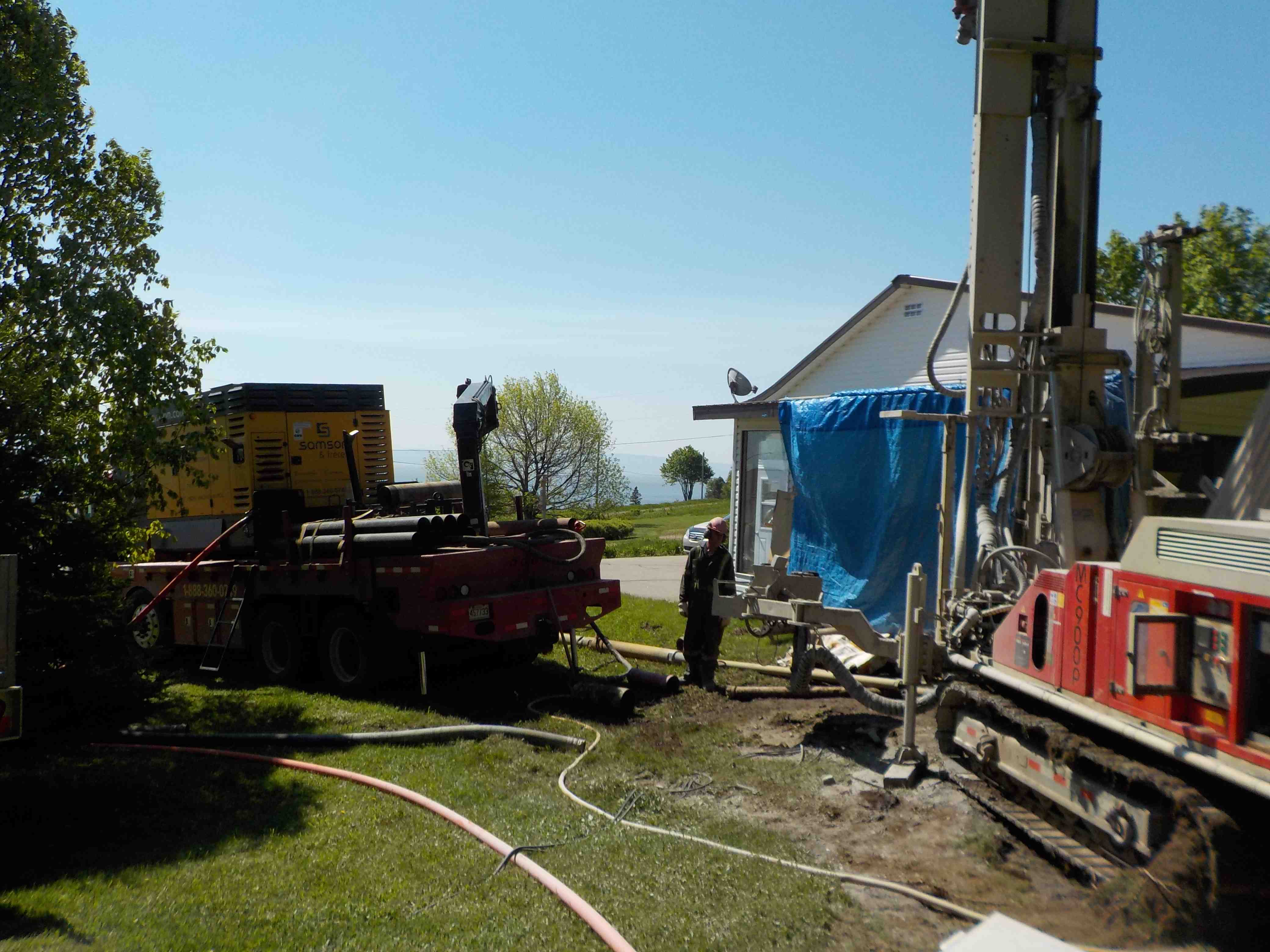 Puits artésien Saint-Irénée - Charlevoix - Chemin de l'anse au Sac, Foreuse sur Chenilles - Comacchio MC-900P - Mise au norme d'un puits artésien