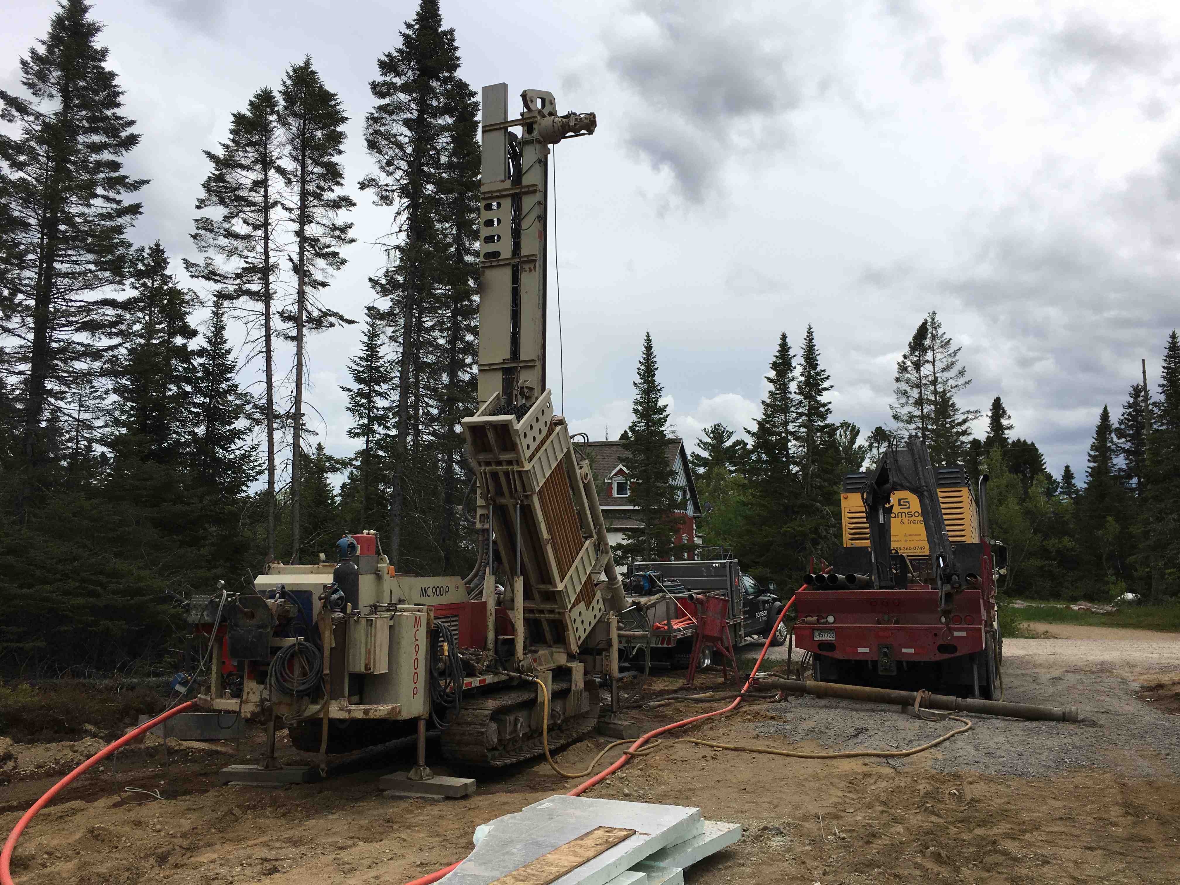 Puits artésien Saint-Raymond - Crépine - Foreuse sur Chenilles - Comacchio MC-900P - Rue lesage - Bourglouis - Puits Portneuf