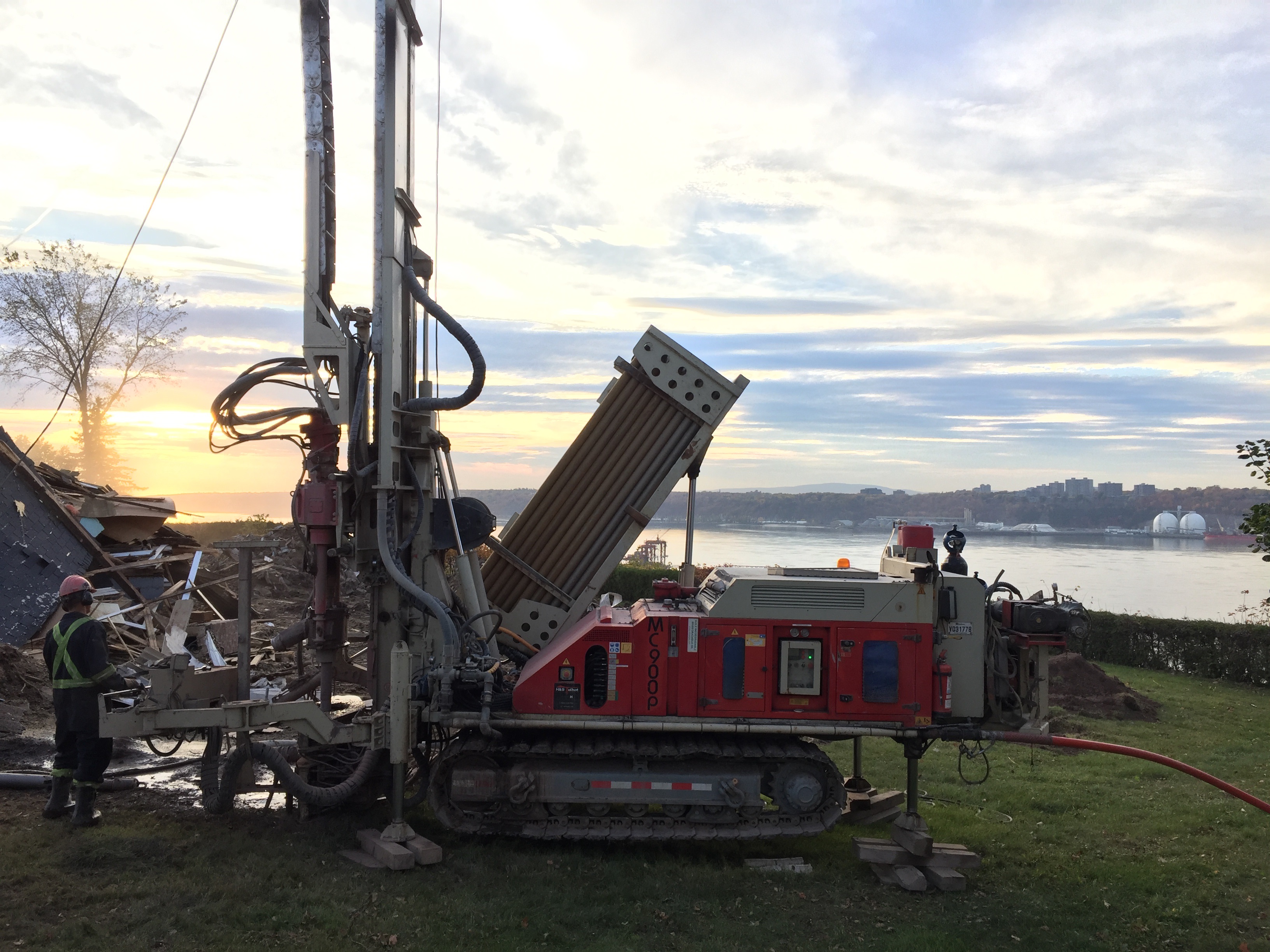 Forage géothermique - Puits géothermique - Géothermie Lévis - Rue Saint-Georges - Forage Samson - Samson et Frères Inc - C-448 - foreuse sur Chenilles - Comacchio MC-900P
