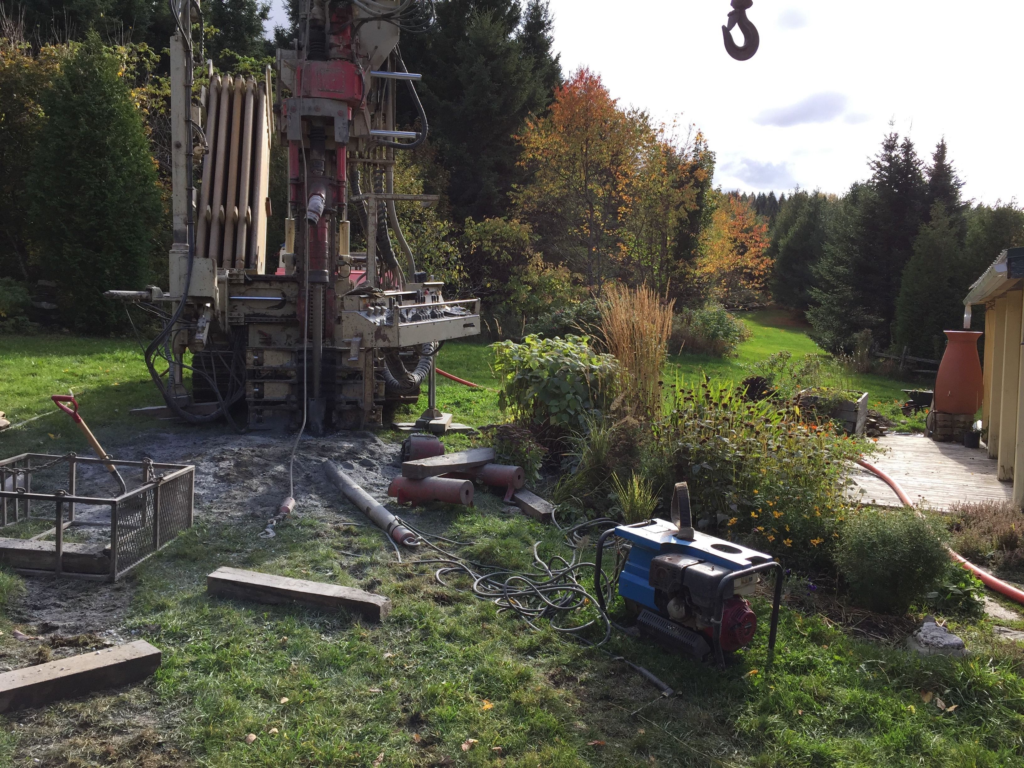 Puits artésien Buckland - Bellechasse - Puits Buckland - Comacchio MC-900P - Foreuse sur Chenilles - Collerette de bentonite - Rue Principale - Pompe submersible