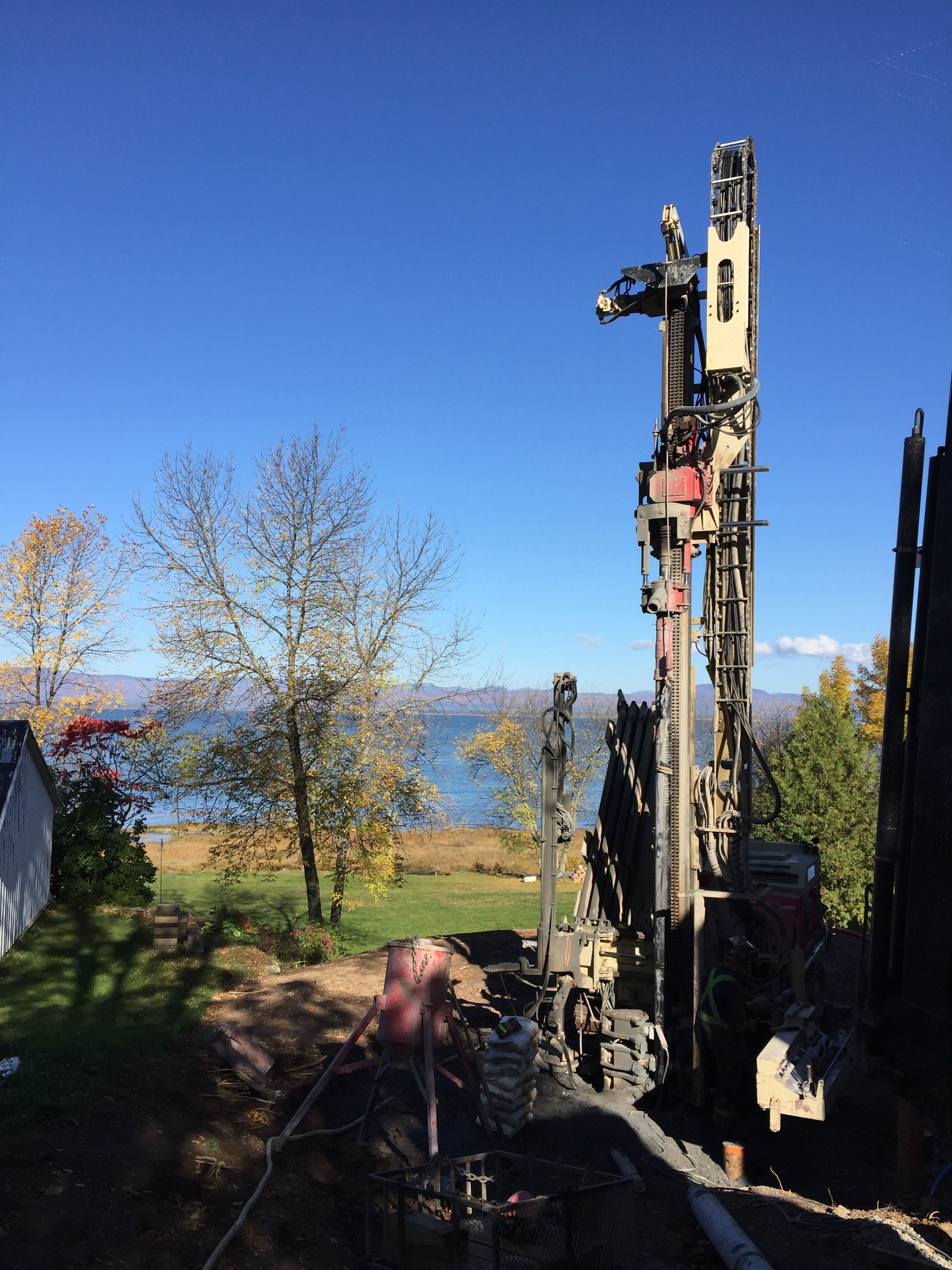 Puits artésien Berthier-sur-Mer - Puits Berthier - Chaudière-Appalaches - Boulevard Blais - Foreuse sur Chenilles - Comacchio MC-900P - Collerette de bentonite -Pompte submersible