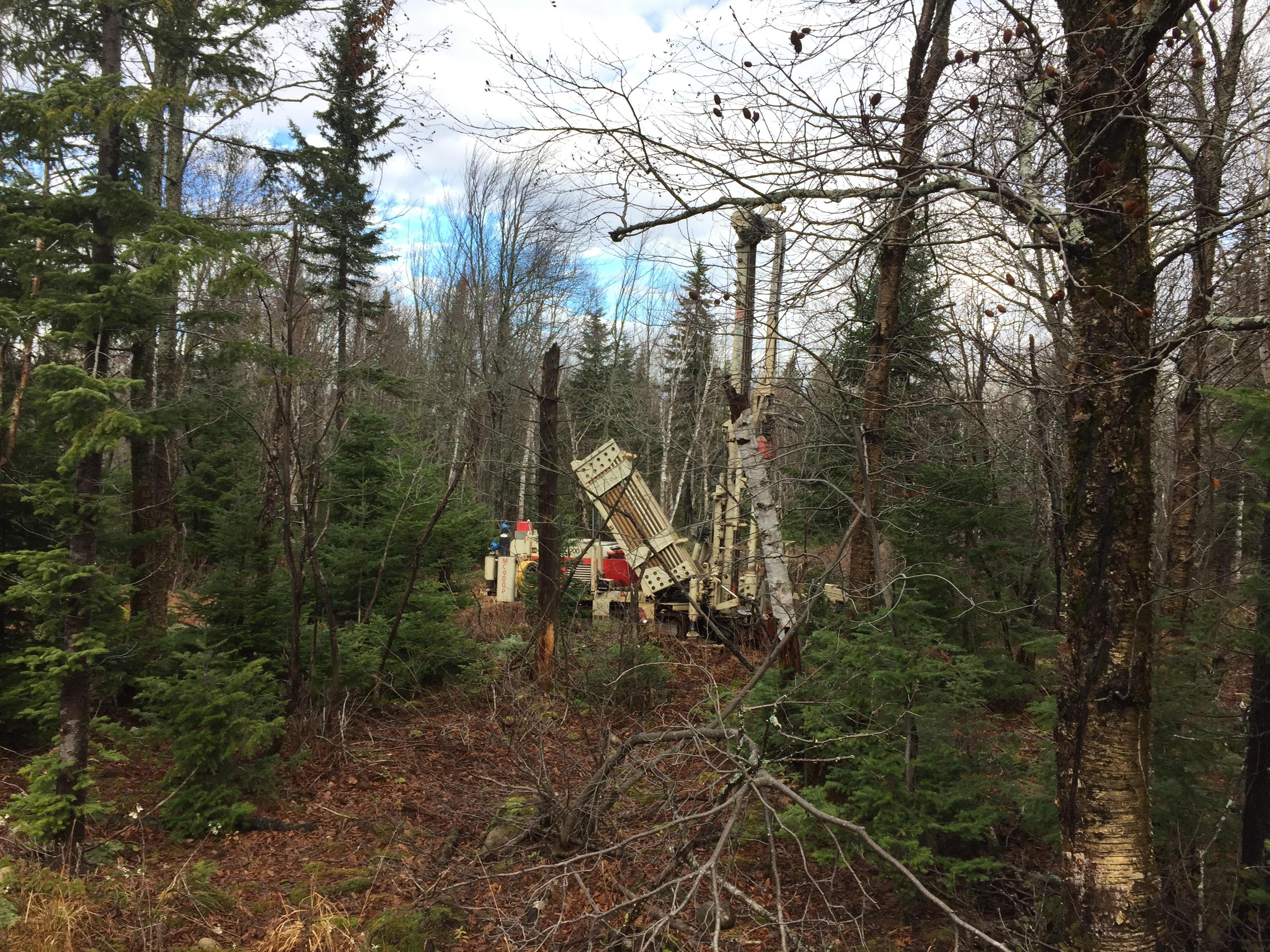 Puits artésien Charlevoix - Puits charlevoix - Puits artésien Petite-Rivière-Saint-François - Puits Petite-Rivière-Saint-François - Forage Charlevoix - Chemin des Goélettes - Fief du Massif - Développement du Fief du Massif - Foreuse sur Chenilles - Comacchio MC-900P -Forage Samson - Samson et Frères Inc