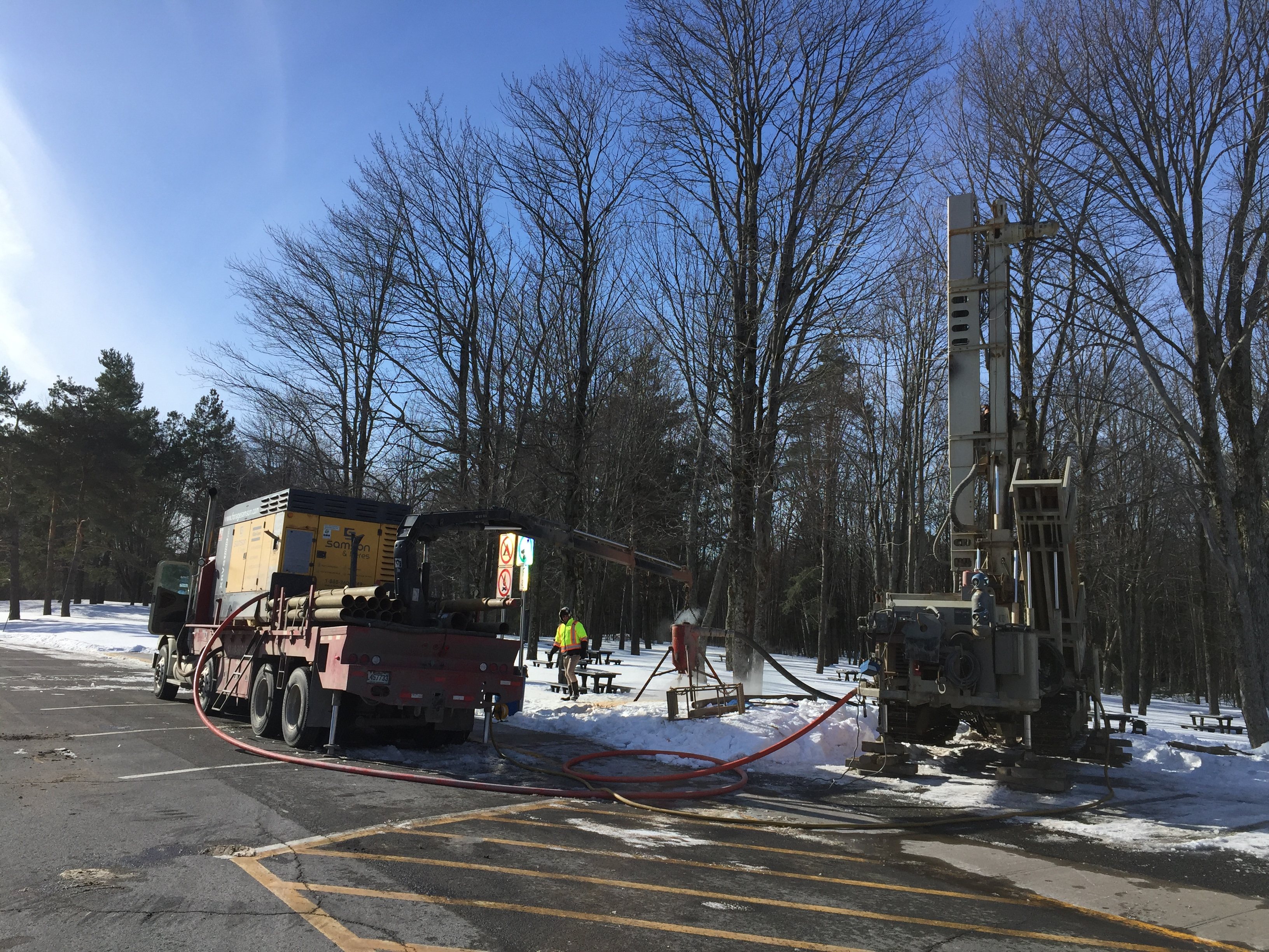 Puits artésien Villeroy - Halte Routière - Autoroute 20 Ouest - Nettoyage de puits artésien - Hydrofracturation - Foreuse sur Chenilles - Comacchio MC-900P - Forage Samson - Samson et Frères Inc  -Centre-du-Québec