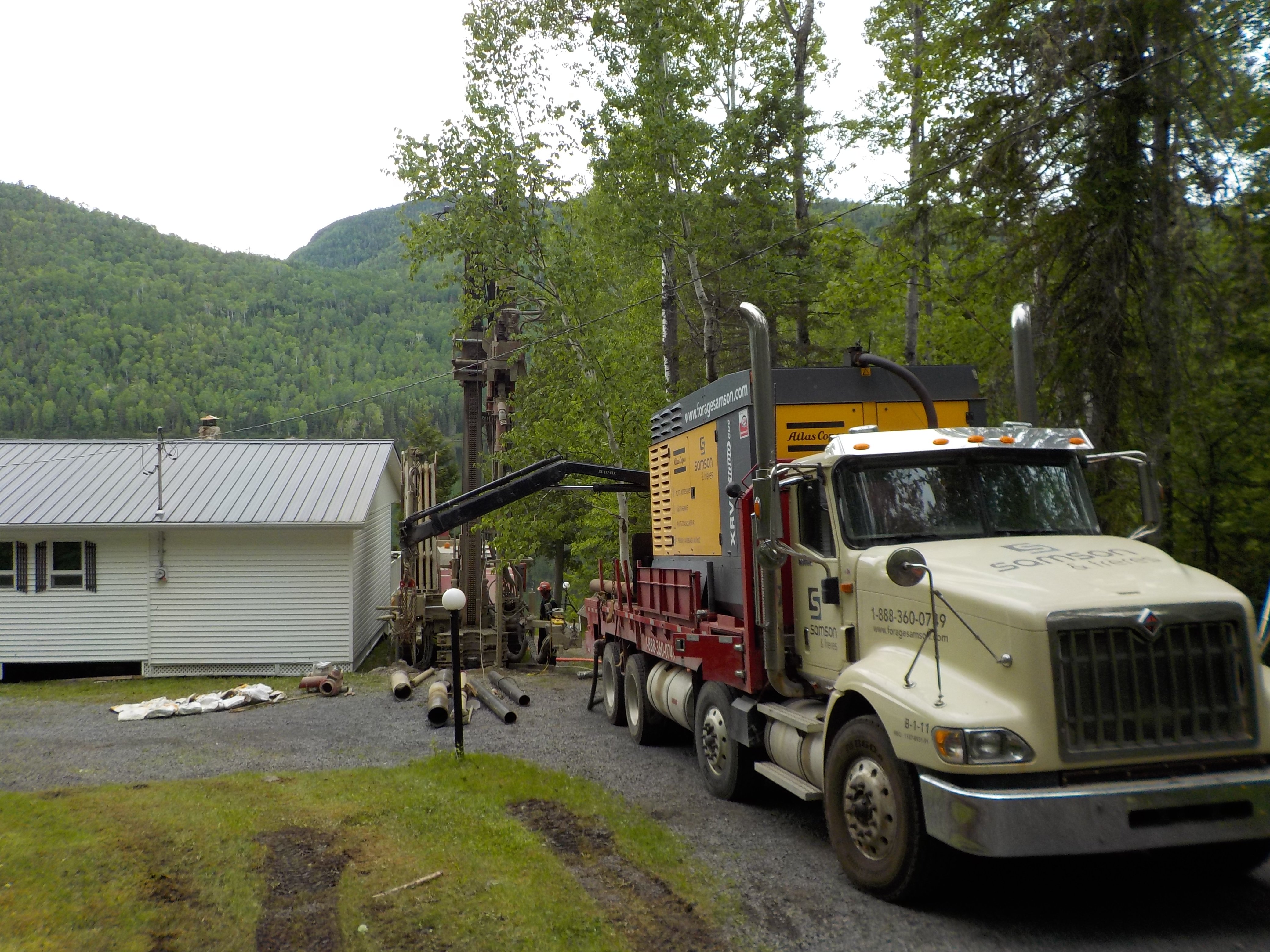 Puits artésien Saint-Aimé-des-Lacs - St-Aimé-des-Lacs - Charlevoix - Puits Charlevoix - Forage Charlevoix - Pompe Charlevoix - Foreuse sur Chenilles - Comacchio MC-900P - Forage Samson - Samson et frères Inc - Chemin du Pied-des-Monts - Lac du Pied-des-Monts
