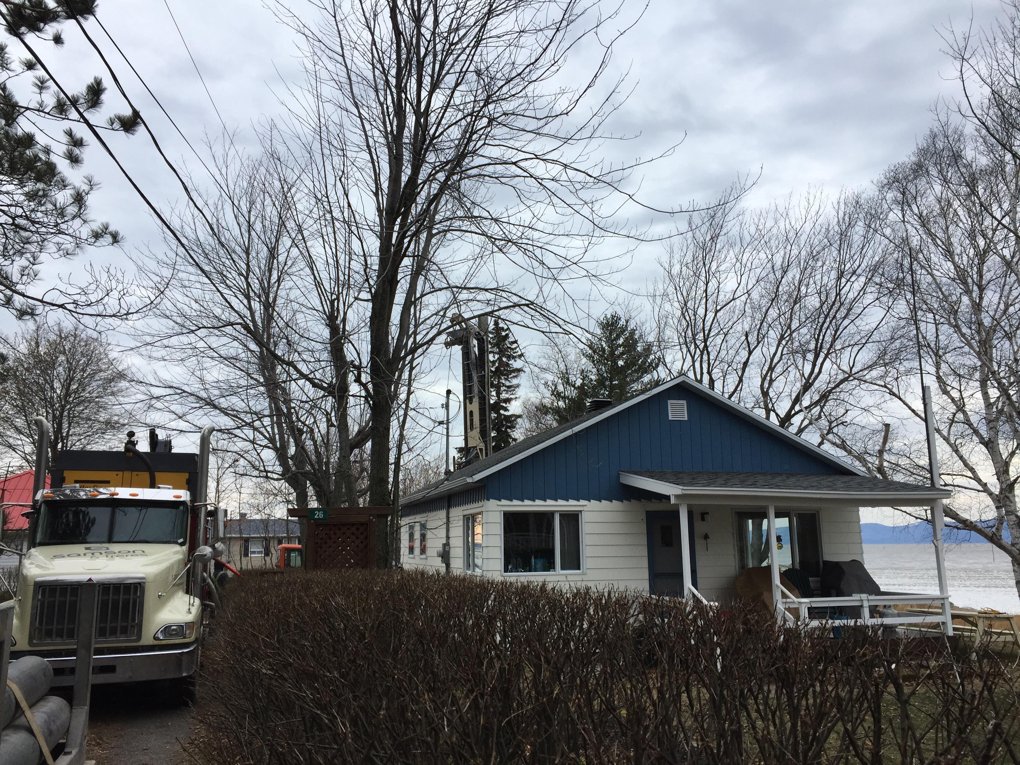 Puits artésien Saint-Roch-des-Aulnaies - Chemin des Anses - L'Islet - Puits L'Islet - Foreuse sur Chenilles - Comacchio MC-900P - Samson et Frères Inc - Forage Samson - Pompe Submersible - Collerette de bentonite