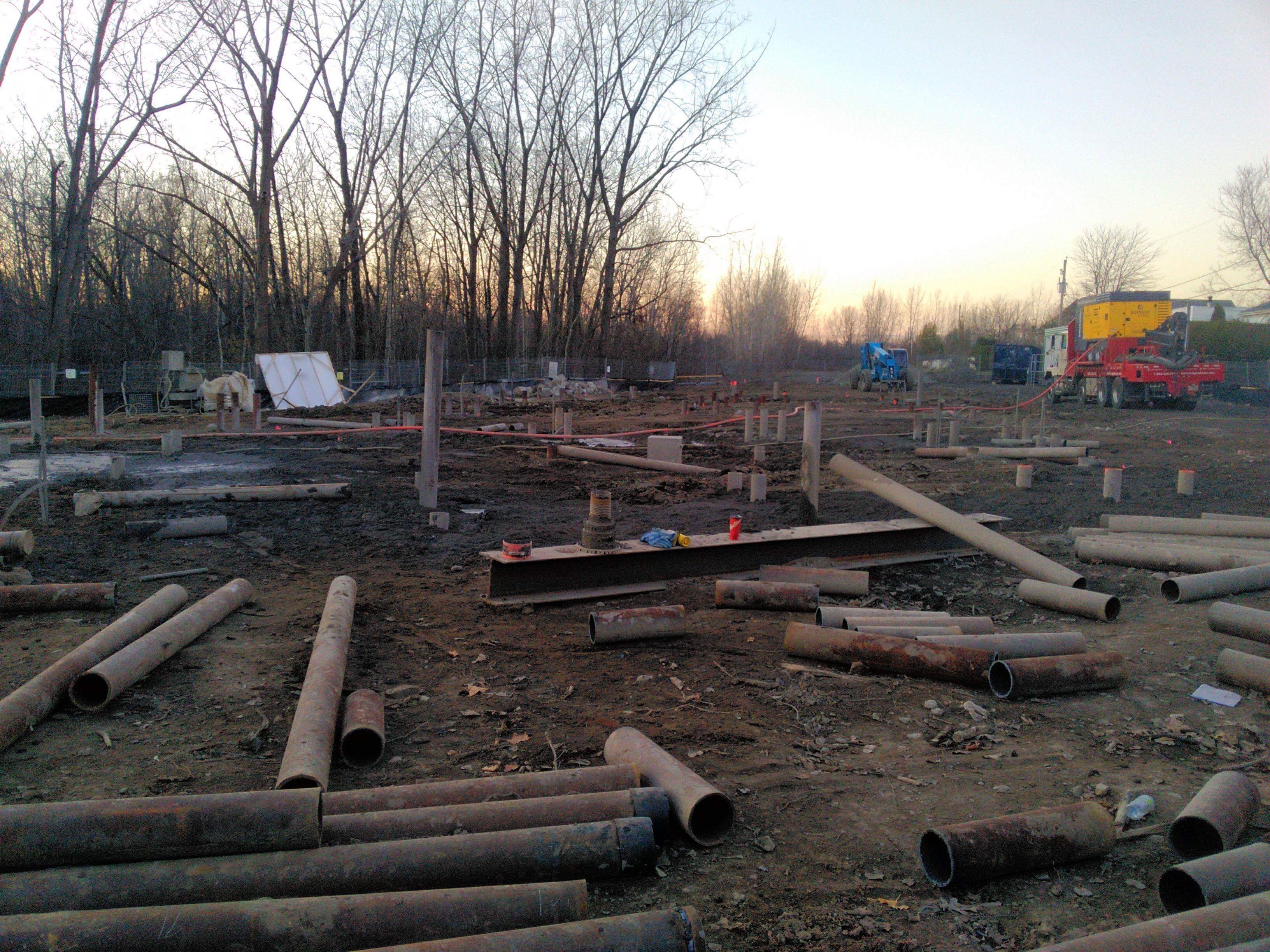 Pieux foré - Ancrage au roc - Laval - Centre Communautaire Sainte-Dorothée - Rue Sylvie - Foreuse sur Chenilles - Comacchio MC-22a - Forage Samson - Samson et frères Inc