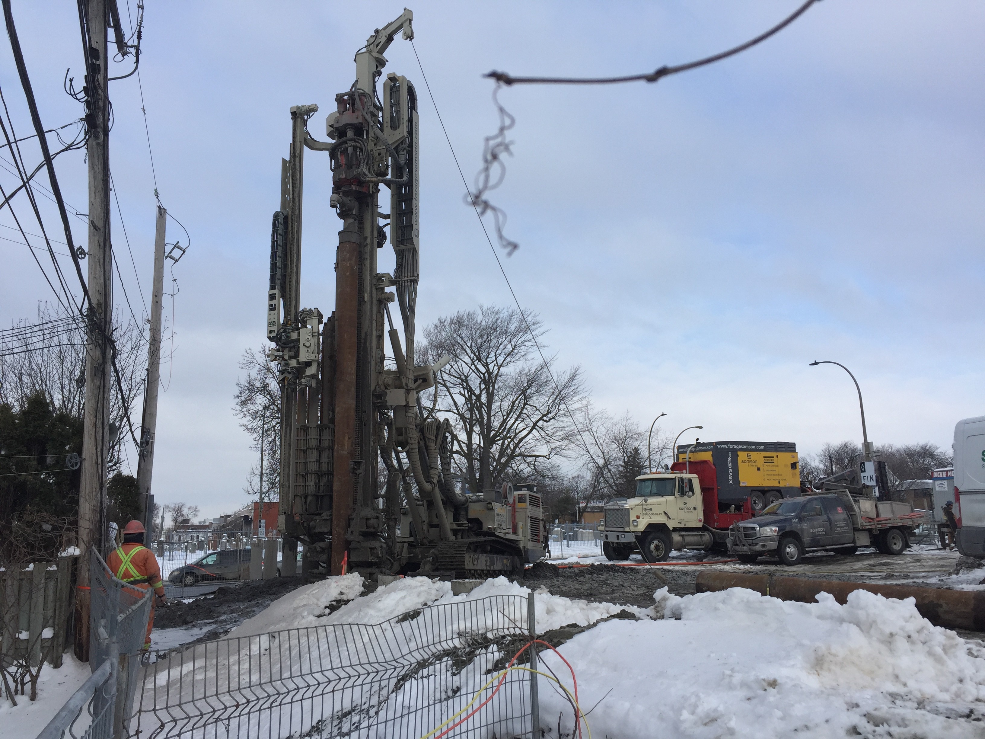 Pieux Montréal - Forage Pieux Montréal - Comacchio MC-22a - Foreuse sur Chenilles - Pieux forés - Pieux 12 pouces - Rue Lajeunesse - Rue Sauvé Est - Forage Samson - Samson et Frères Inc