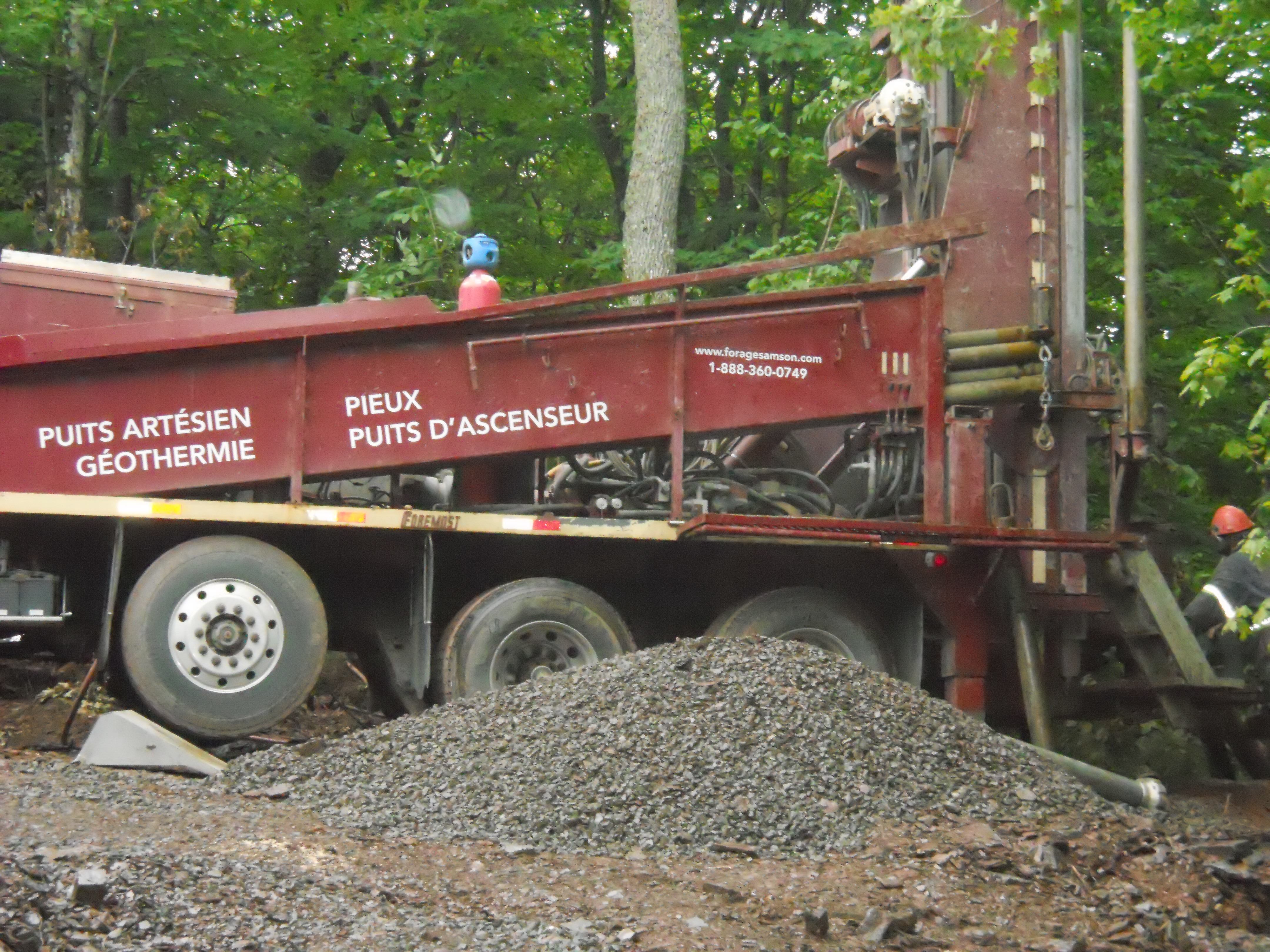 Puits artésien Montmagny - Boulevard Taché Ouest - Route 132 - Forage Samson - Samson et frères inc - Foremost DR-24 - Puits scellé - Collerette de bentonite - Pompe submersible