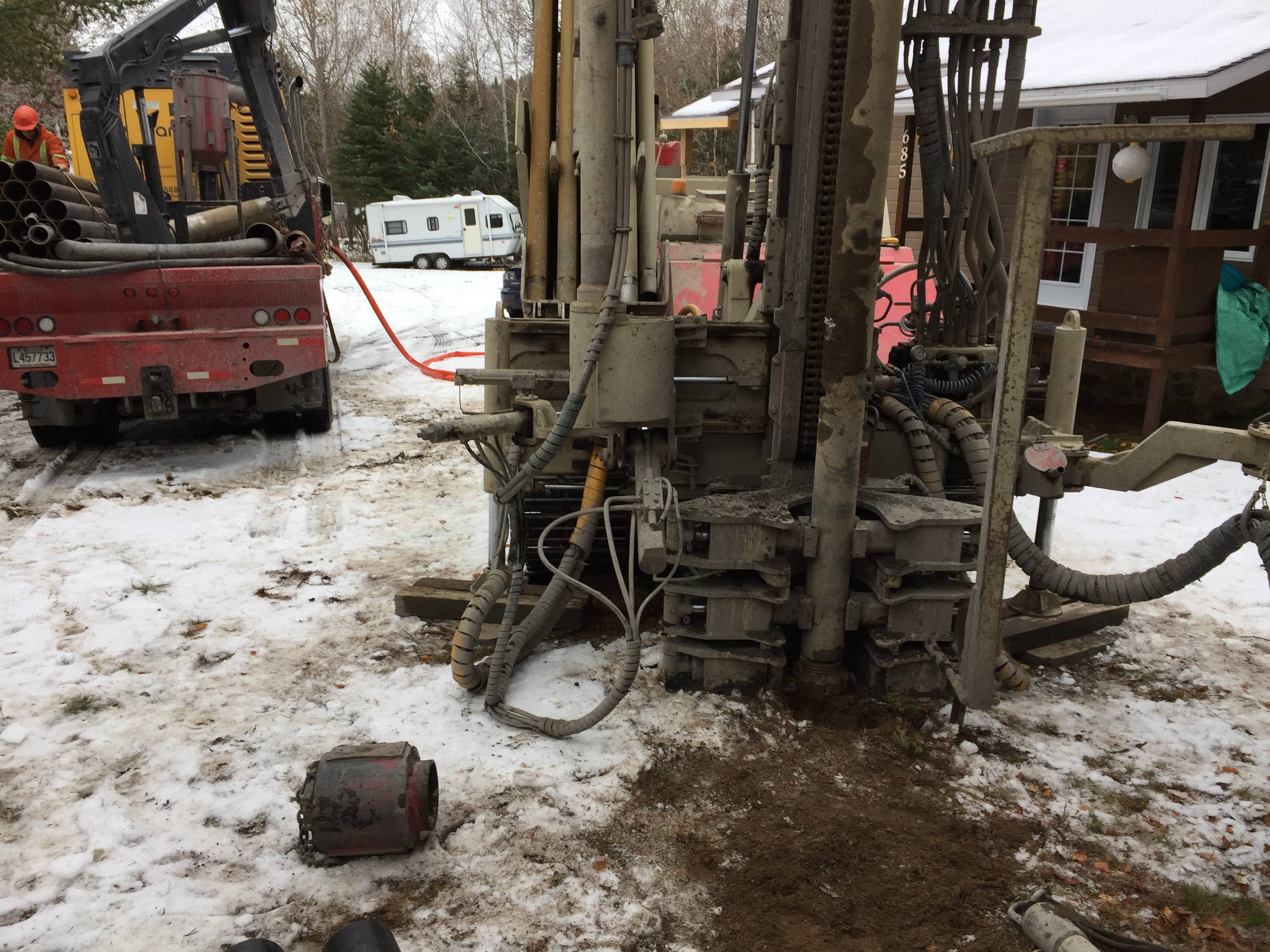 Puits artésien Charlevoix - La Malbaie - Puits Charlevoix - Rang Saint-Charles - Collerette de bentonite - Hydrofracturation - Pompe submersible - Foreuse sur chenilles - Comacchio MC-900P - Samson et Frères Inc - Forage Samson