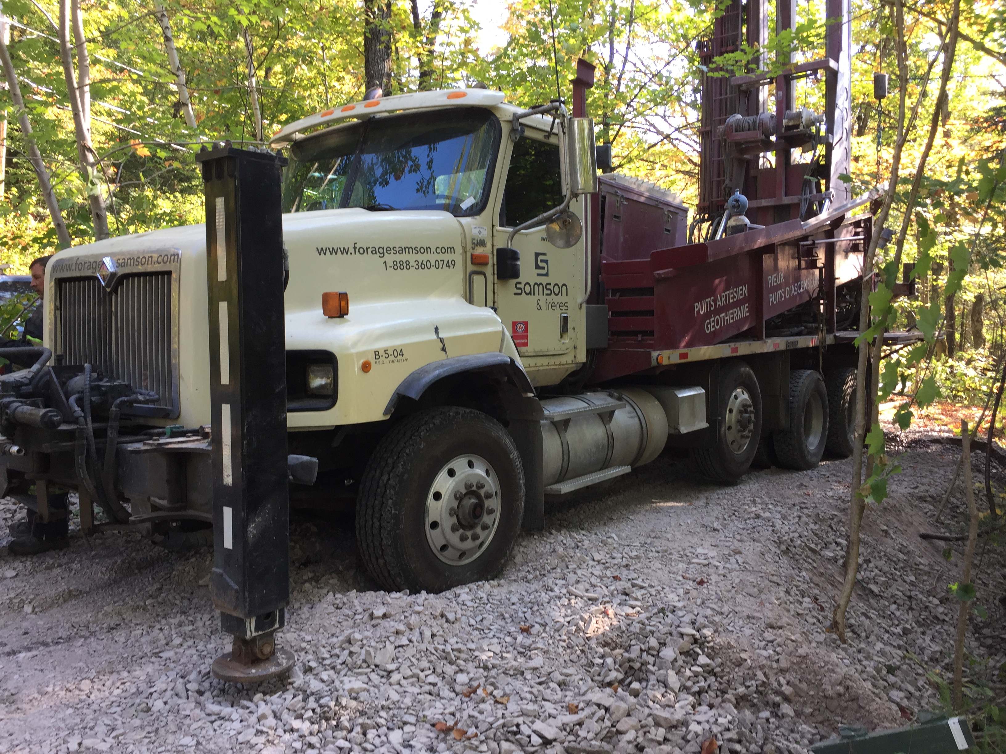 Puits artésien Lac-Sept-Iles - Saint-Raymond - Portneuf - Chemin du Lac-Sept-Iles - Foremost DR-24 - Foreuse - Collerette de bentonite - Pompe submersible - Forage Samson - Samson et Frères Inc - Puits Portneuf