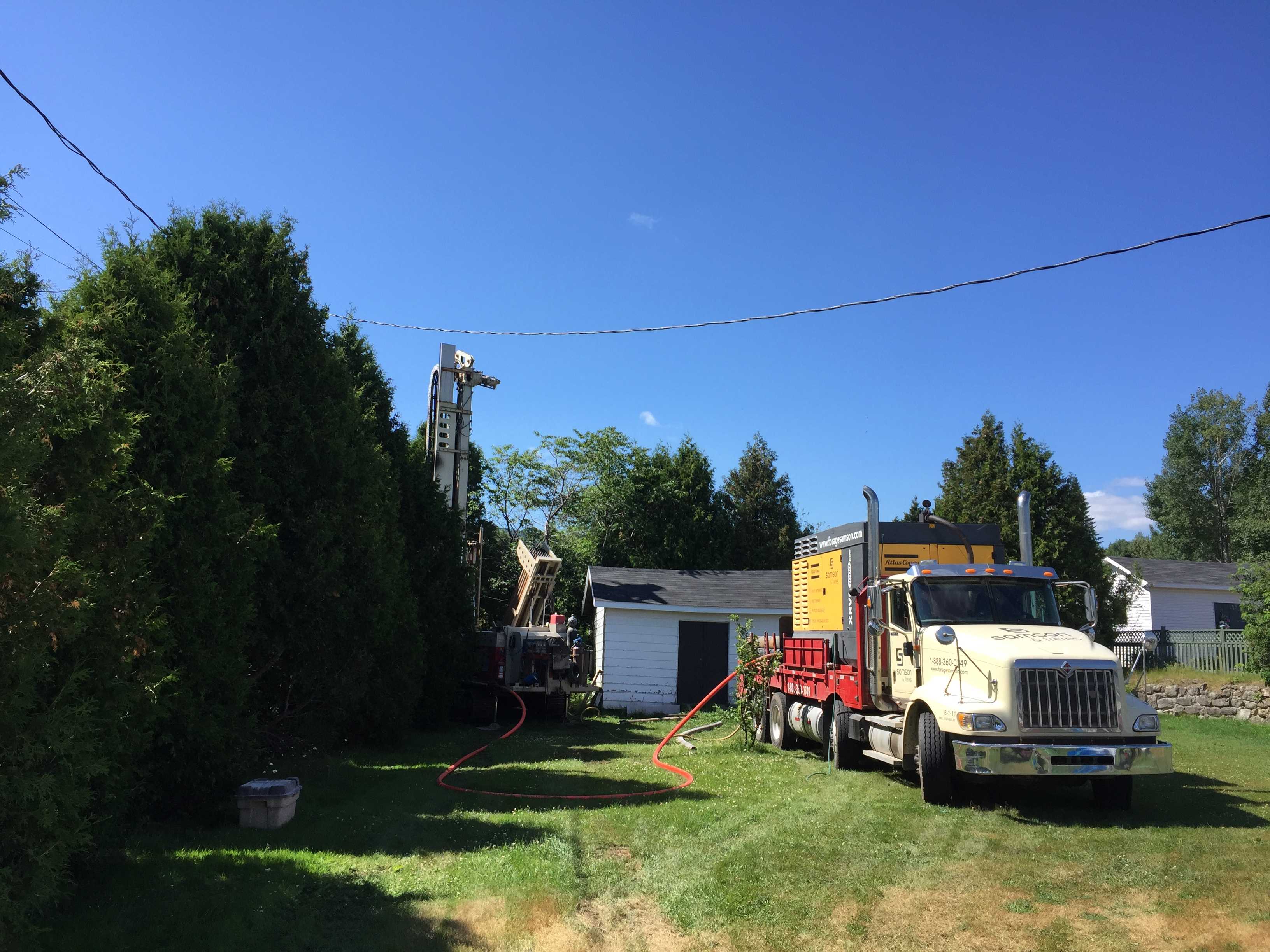 Puits artésien St-Fidèle - Charlevoix - Boulevard Malcolm-Fraser - La Malbaie - Comacchio MC-900P - Foreuse sur chenilles - Pompe submersible - Forage samson - Samson et Frères inc - Forage Charlevoix - Puits Charlevoix