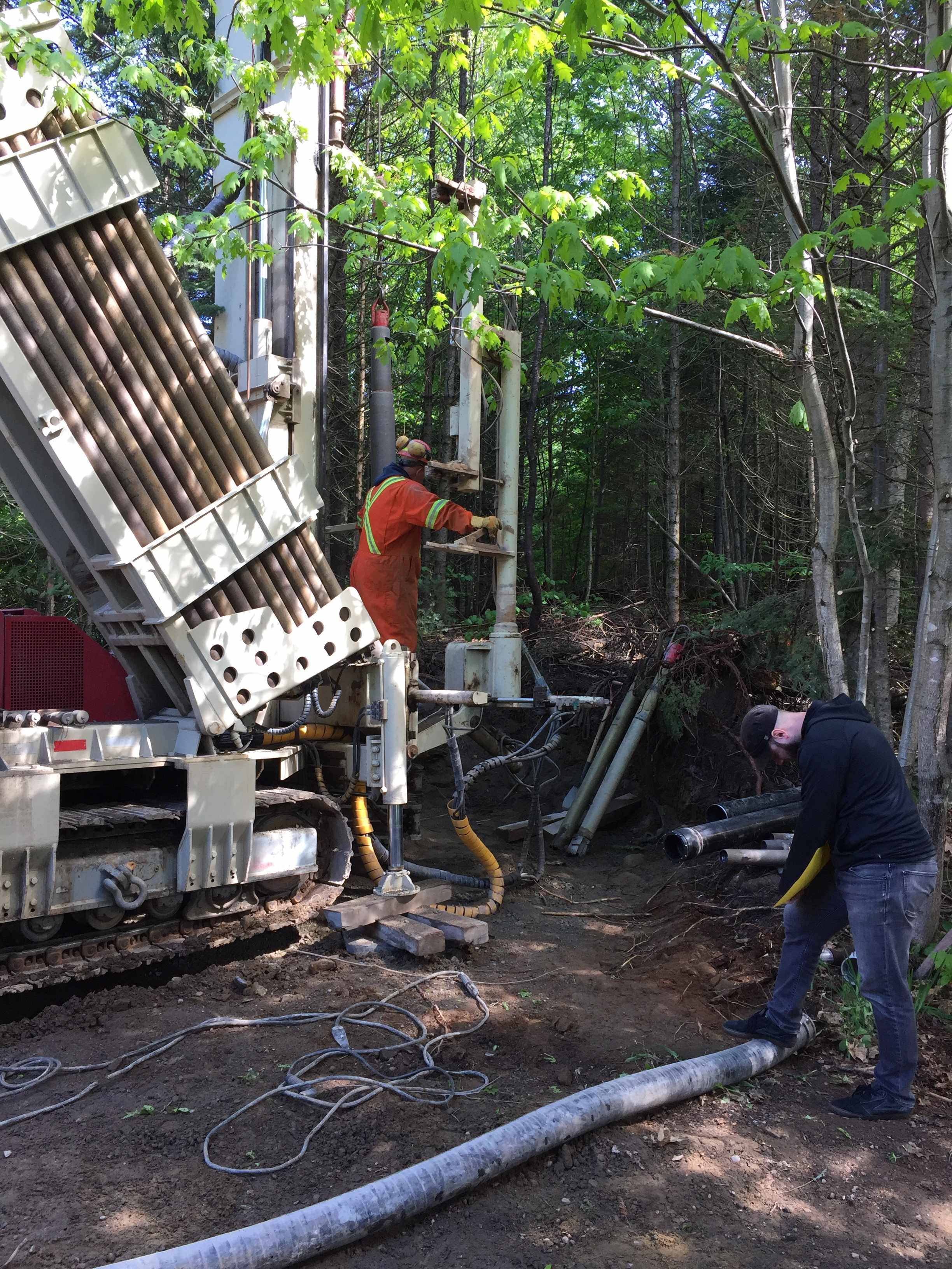 Puits artésien Stoneham, La jacques-Cartier - Chemin des Beaux-Lieux - Foreuse sur Chenilles - Comacchio MC-900P - Collerette supervisée - hydrofracturation - espace restreint - pompe submersible - forage samson - samson et frères inc - Puits Stoneham