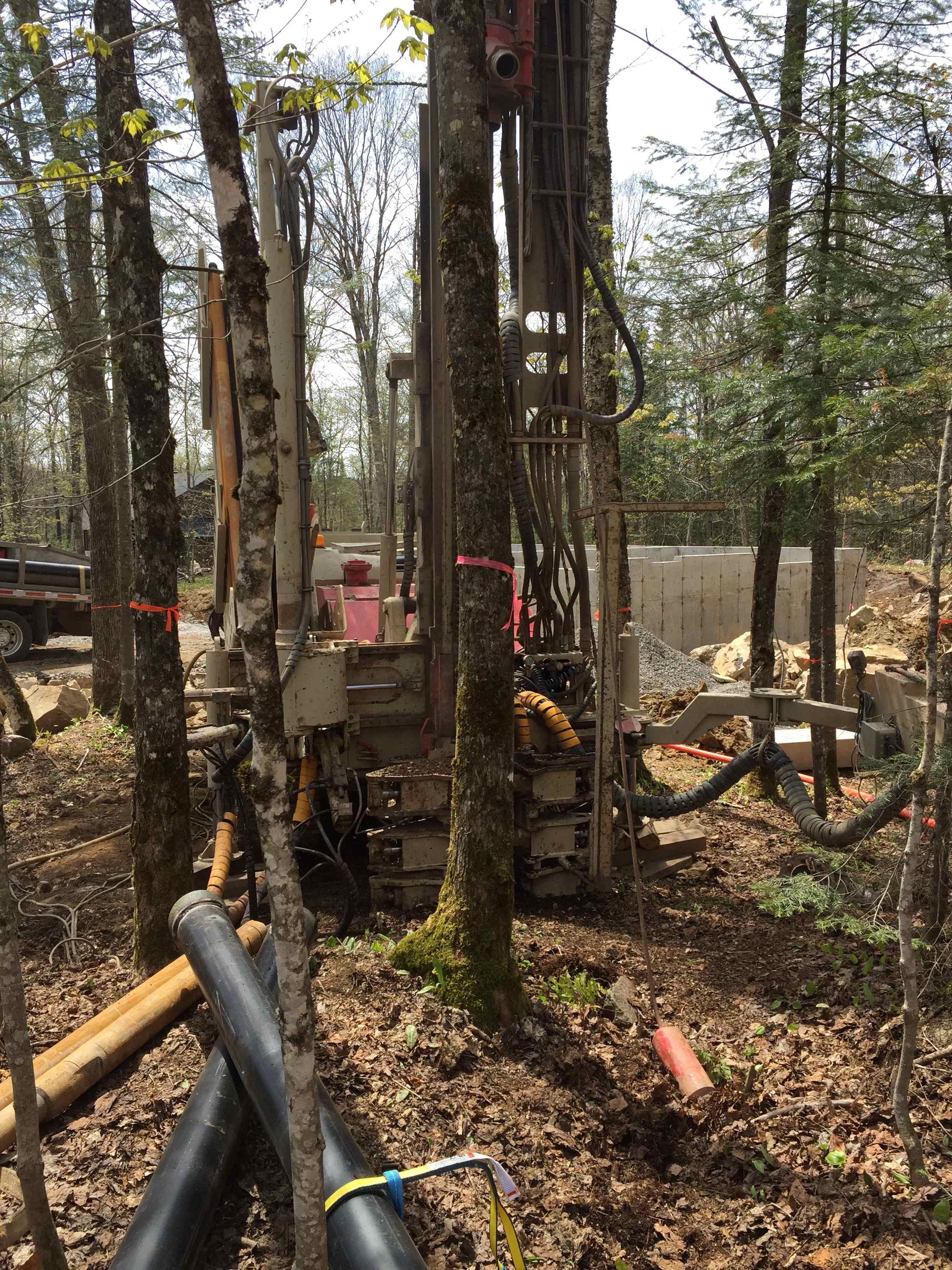 Puits artésien Lac-Beauport - La Jacques-Cartier - Foreuse sur Chenilles - Chemin des Lacs - Comacchio MC-900P - Puits Lac-Beauport - Forage Samson - Samson et Frères Inc - Collerette de bentonite - Pompe submersible