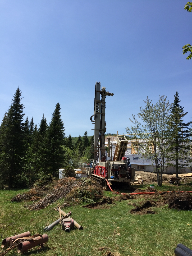 Puits artésien Sainte-Brigitte-de-Laval - La Jacques-Cartier - Chemin du Moulin - Foreuse sur Chenilles - Comacchio MC-900P - Samson et Frères Inc - Forage Samson - Pompe submersible - Collerette de bentonite