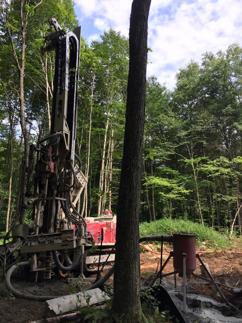 Puits artésien Stoneham - La Jacques-Cartier - Rue du Geai-Bleu - Pompe Stoneham - foreuse sur chenilles - Comacchio MC-900P - Forage Samson - Samson et Frères inc