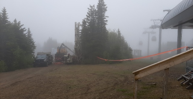 Puits artésien massif de charlevoix - Le massif - petite-rivière-saint-francois - charlevoix - vélo de montagne - eau potable - abreuvoir - foreuse sur chenilles - comacchio mc-900p - pompe submersible -collerette de bentonite - forage samson - puits charlevoix - puits artésien au massif