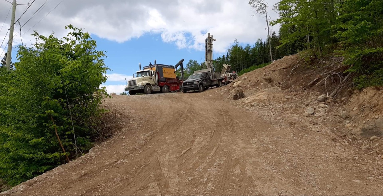 puits charlevoix - puits petite-riviere-saint-francois - chemin du trait-carré - forage charlevoix - foreuse sur chenilles - comacchio mc-900P - pompe submersible - accès accidenté - forage samson