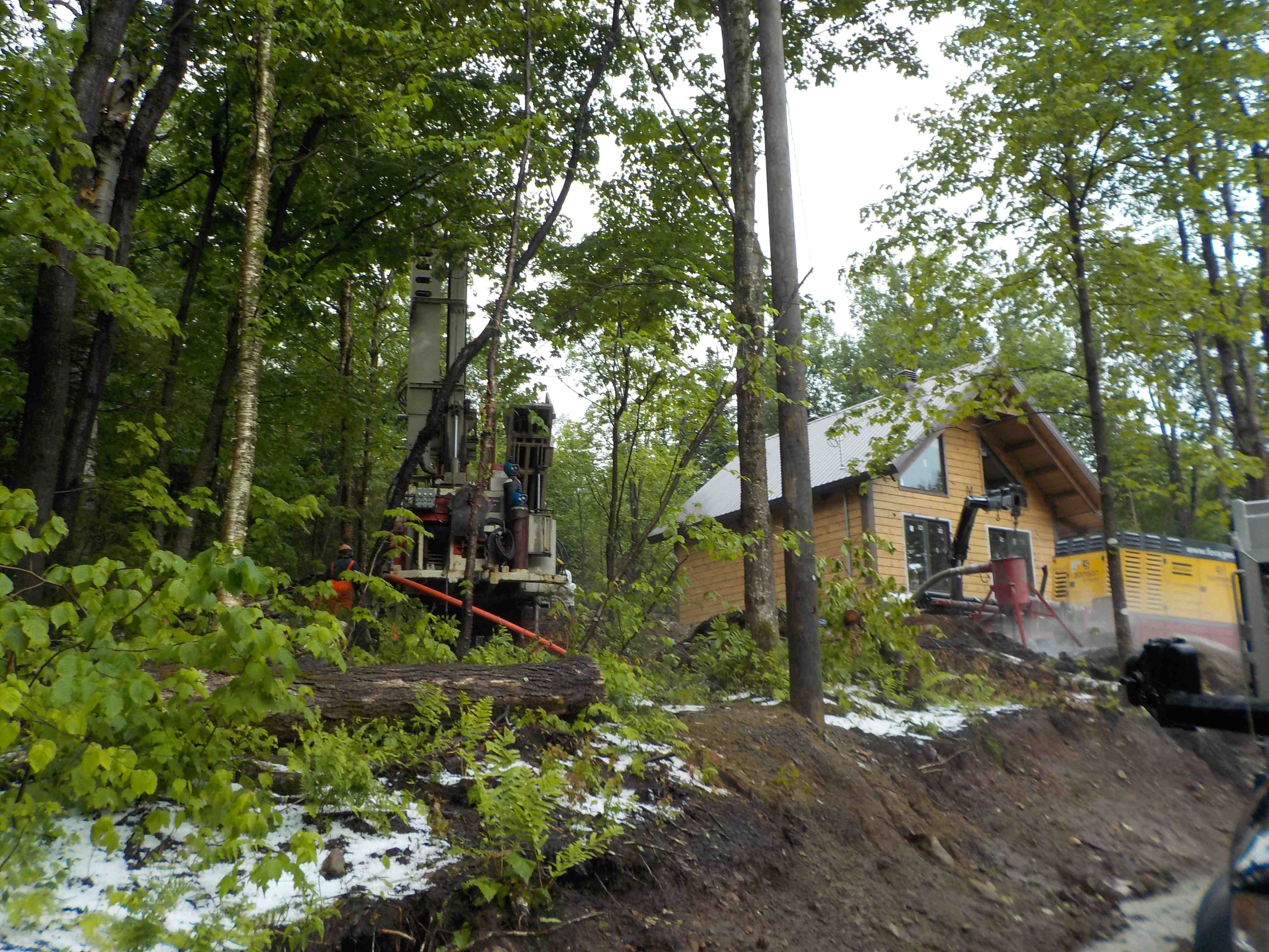 Puits artésien Sainte-Brigitte-de-Laval - Domaine des Hautes Terres - Rue Auclair - Foreuse sur Chenilles - Comacchio MC-900P - La Jacques-Cartier