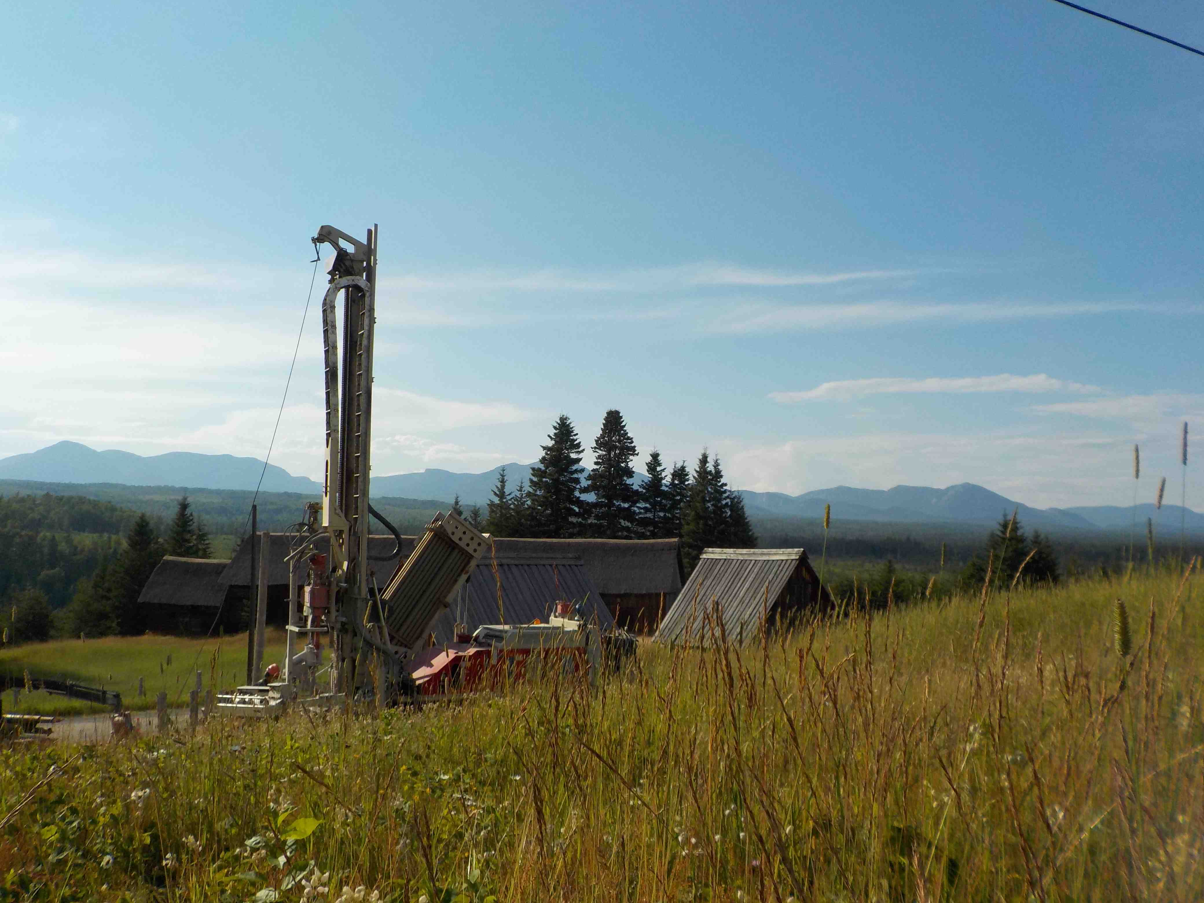 Puits artésien Charlevoix - Saint-Urbain - Rang Saint-Jean-Baptiste - Foreuse sur chenilles - Comacchio MC-900P