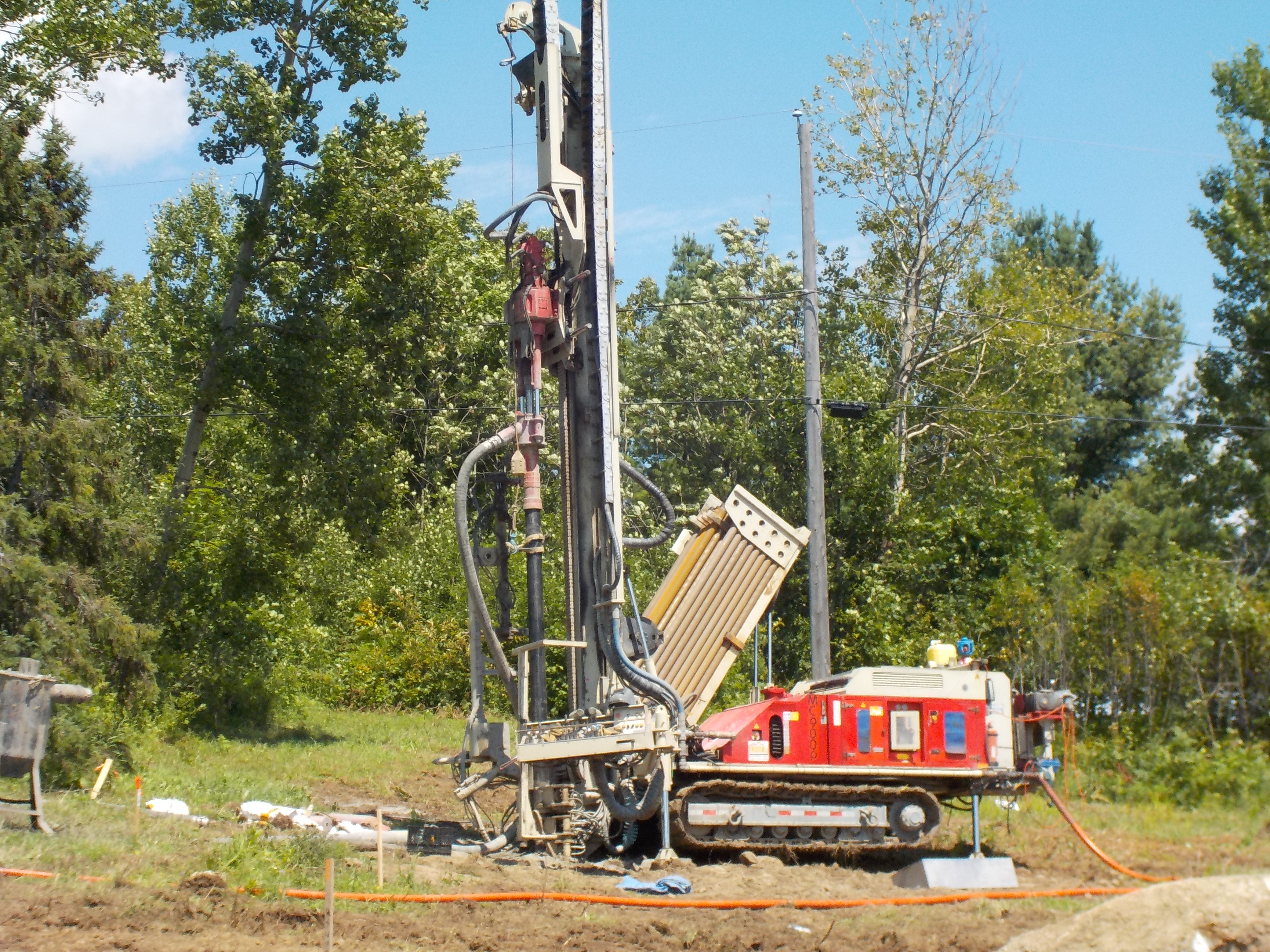 Puits artésien Saint-Férréol-les-Neiges - Montée des Clairiéres - Comacchio MC-900P - Foreuse sur Chenilles